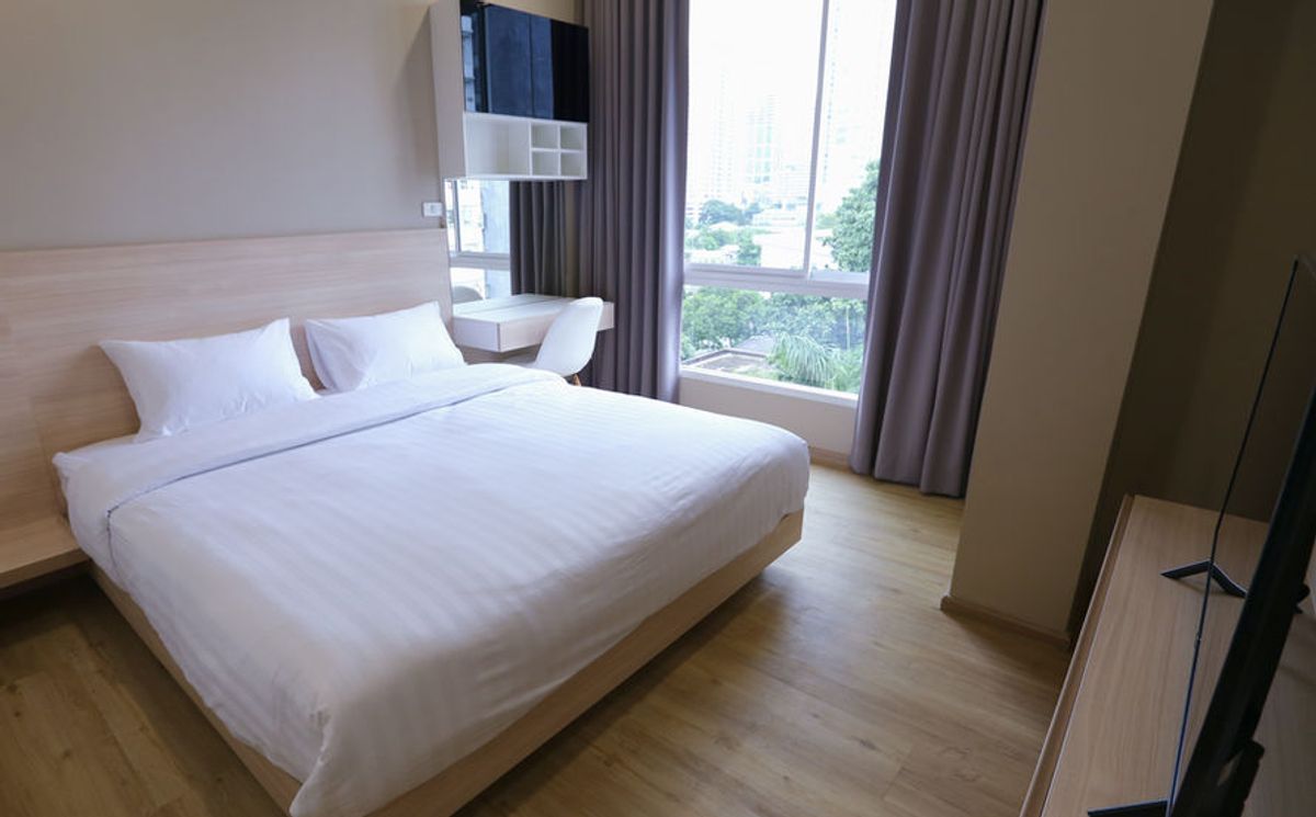 For RentSukhumvit, Asoke, Thonglor : Line ID: @zimple_asset Modern Minimalist Apartment in Sukhumvit 22. Fully furnished– just bring your luggage and move in! The apartment offers fitness facilities and a rooftop swimming pool, with easy access to both BTS and MRT.