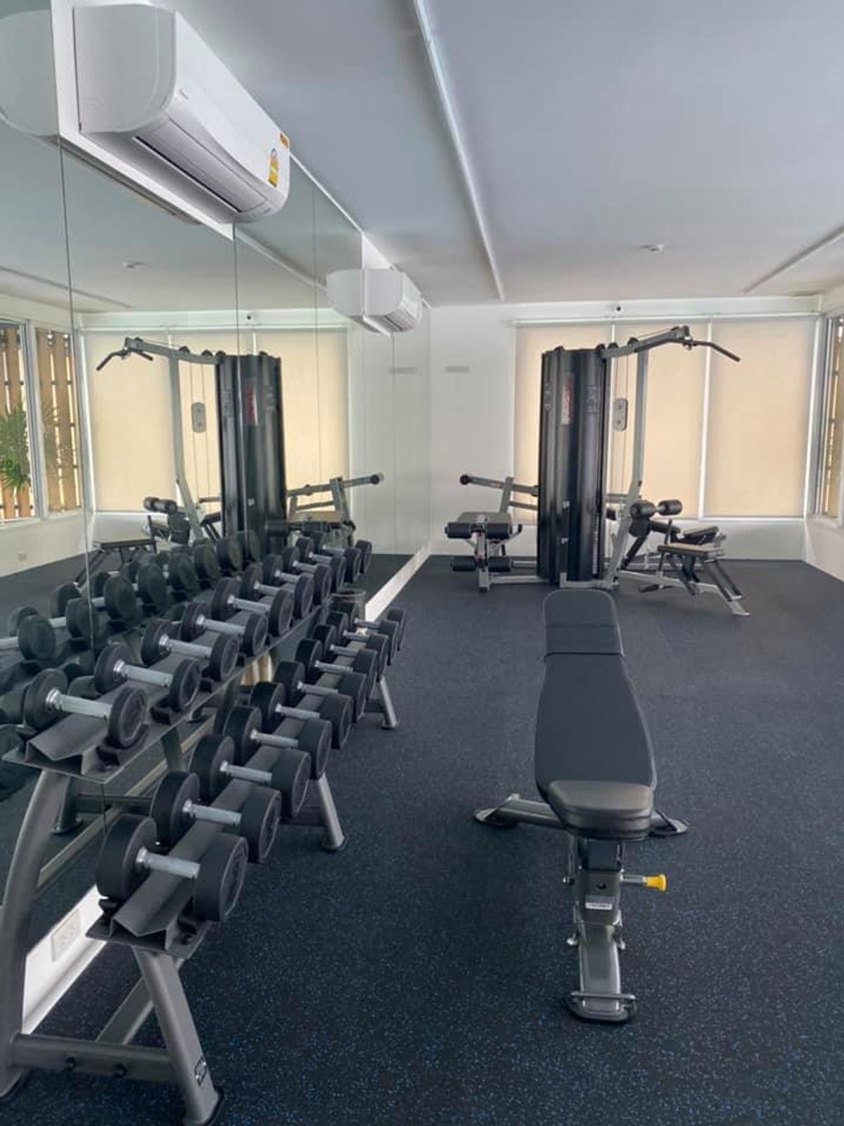 For RentSukhumvit, Asoke, Thonglor : Line ID: @zimple_asset Modern Minimalist Apartment in Sukhumvit 22. Fully furnished– just bring your luggage and move in! The apartment offers fitness facilities and a rooftop swimming pool, with easy access to both BTS and MRT.