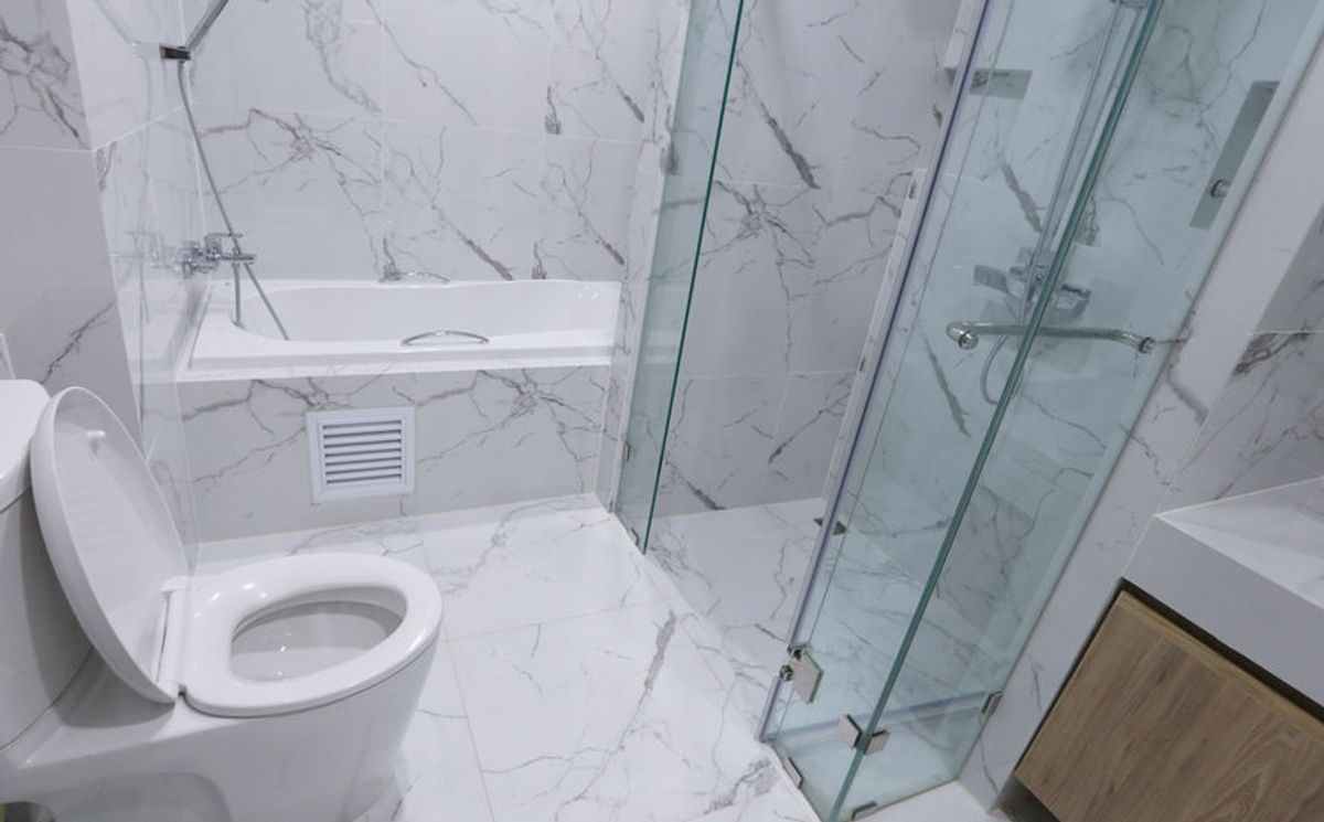 For RentSukhumvit, Asoke, Thonglor : Line ID: @zimple_asset Modern Minimalist Apartment in Sukhumvit 22. Fully furnished– just bring your luggage and move in! The apartment offers fitness facilities and a rooftop swimming pool, with easy access to both BTS and MRT.