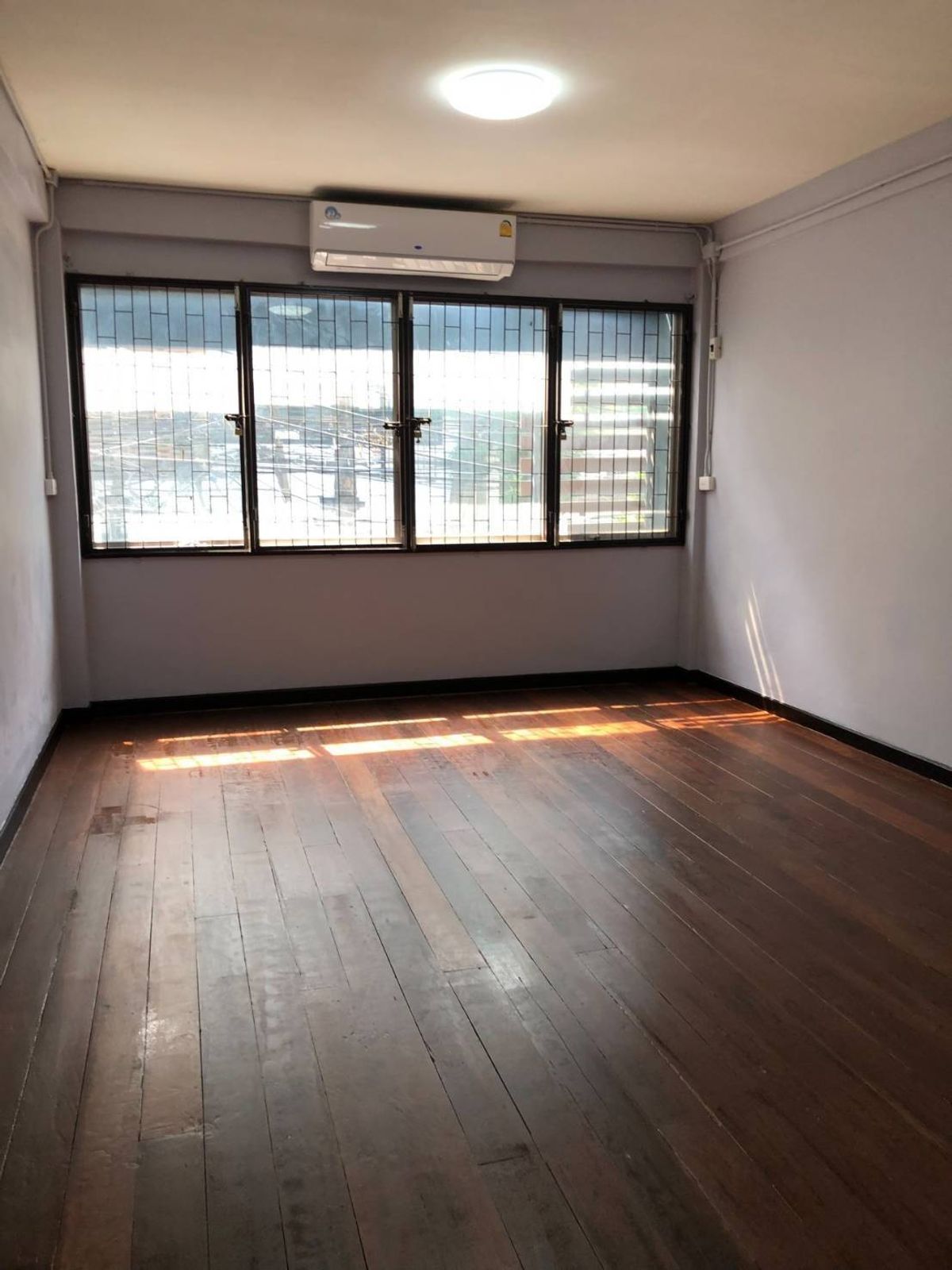 For RentShop HouseSukhumvit, Asoke, Thonglor : Rent a 3rd floor commercial building, Soi Sukhumvit 49, suitable for living- opening a business- doing home office (N.1037)
