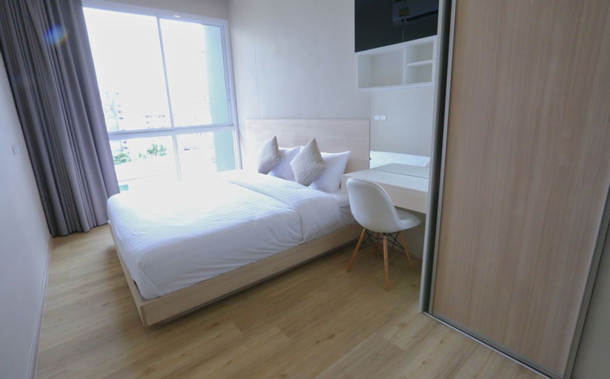 For RentSukhumvit, Asoke, Thonglor : Line ID: @zimple_asset Modern Minimalist Apartment in Sukhumvit 22. Fully furnished– just bring your luggage and move in! The apartment offers fitness facilities and a rooftop swimming pool, with easy access to both BTS and MRT.