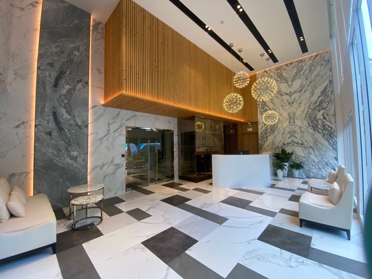 For RentSukhumvit, Asoke, Thonglor : Line ID: @zimple_asset Modern Minimalist Apartment in Sukhumvit 22. Fully furnished– just bring your luggage and move in! The apartment offers fitness facilities and a rooftop swimming pool, with easy access to both BTS and MRT.