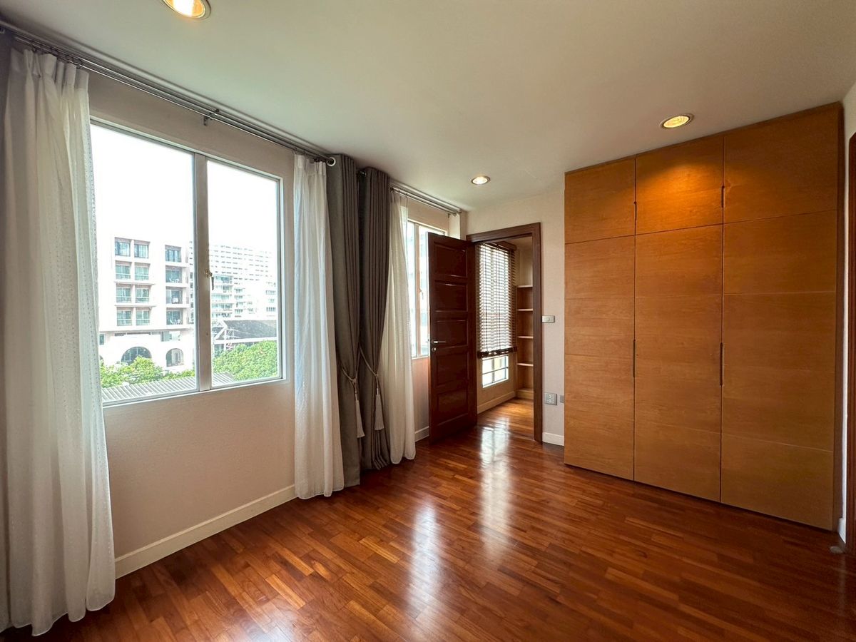 For RentTownhomeSukhumvit, Asoke, Thonglor : Baan Klang Krung Thonglor for Rent! 4-Storey House 4 Bedroom 5 Bathroom 380 SQ.M Fully Fitted Near BTS Thonglor