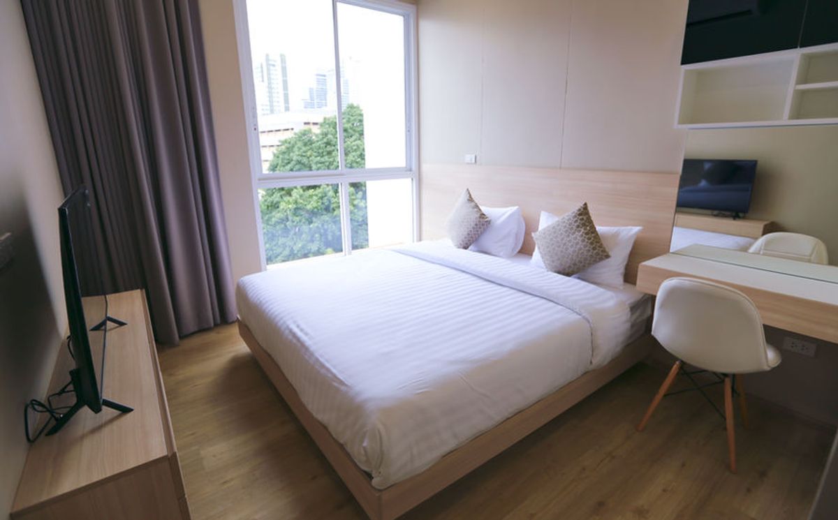 For RentSukhumvit, Asoke, Thonglor : Line ID: @zimple_asset Modern Minimalist Apartment in Sukhumvit 22. Fully furnished– just bring your luggage and move in! The apartment offers fitness facilities and a rooftop swimming pool, with easy access to both BTS and MRT.