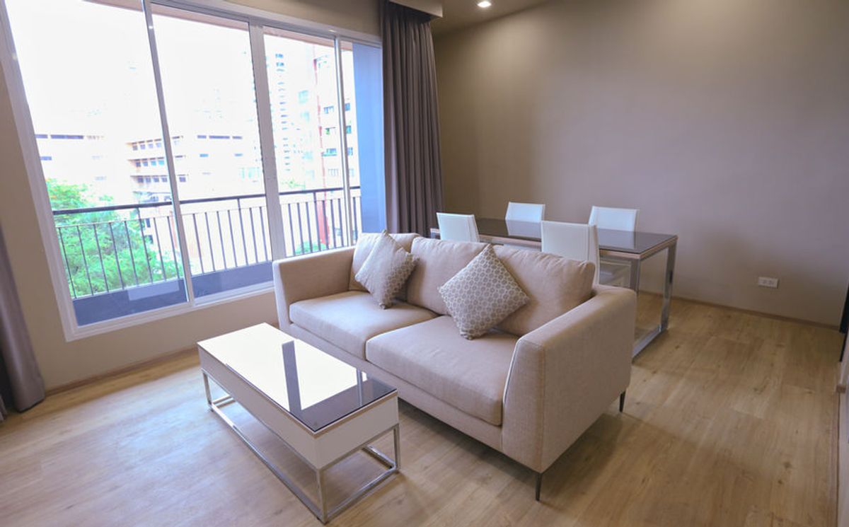 For RentSukhumvit, Asoke, Thonglor : Line ID: @zimple_asset Modern Minimalist Apartment in Sukhumvit 22. Fully furnished– just bring your luggage and move in! The apartment offers fitness facilities and a rooftop swimming pool, with easy access to both BTS and MRT.
