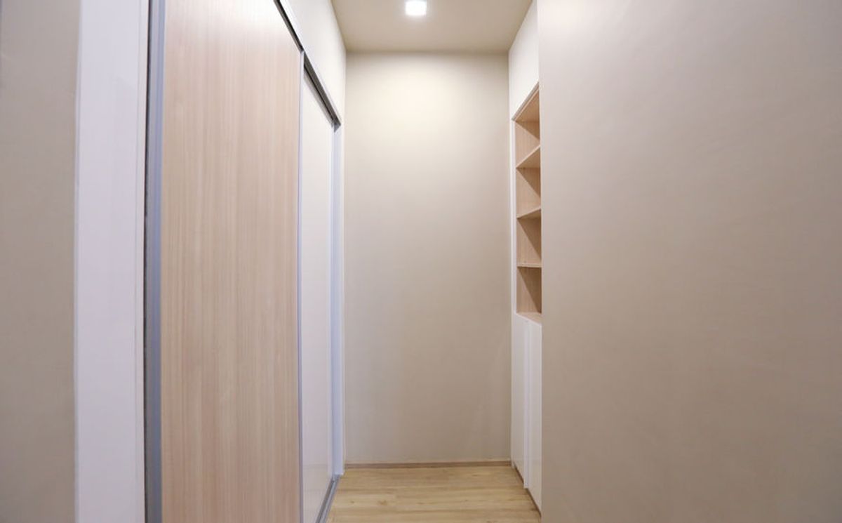 For RentSukhumvit, Asoke, Thonglor : Line ID: @zimple_asset Modern Minimalist Apartment in Sukhumvit 22. Fully furnished– just bring your luggage and move in! The apartment offers fitness facilities and a rooftop swimming pool, with easy access to both BTS and MRT.