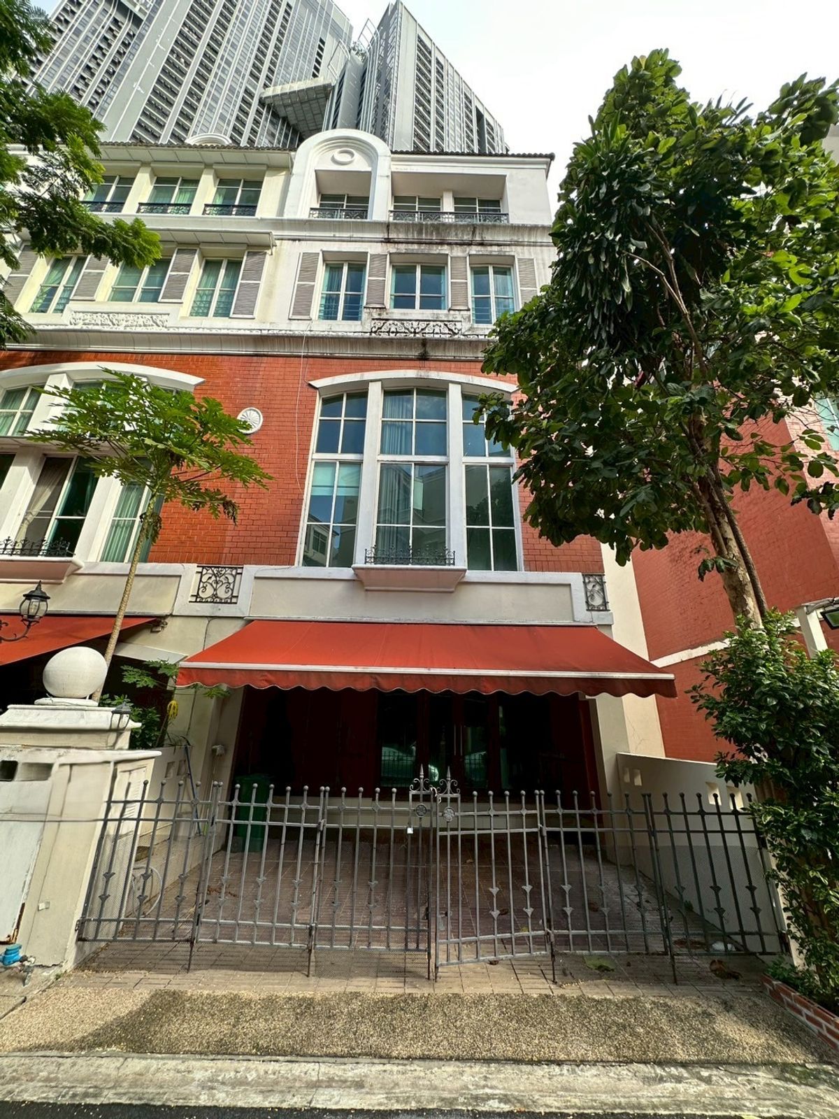 ให้เช่าบ้านสุขุมวิท อโศก ทองหล่อ : Luxurious urban living in Thonglor — 4 bedrooms, 4 bathrooms, private garden & pool✨ Just steps away from BTS Thonglor and major expressways. Make your dream city life a reality. Contact 086-369-2224to schedule a viewing today.