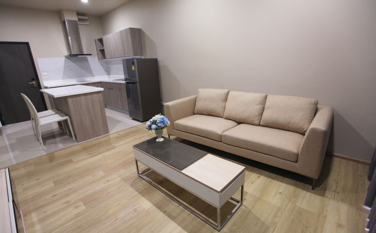 For RentSukhumvit, Asoke, Thonglor : Line ID: @zimple_asset Modern Minimalist Apartment in Sukhumvit 22. Fully furnished– just bring your luggage and move in! The apartment offers fitness facilities and a rooftop swimming pool, with easy access to both BTS and MRT.