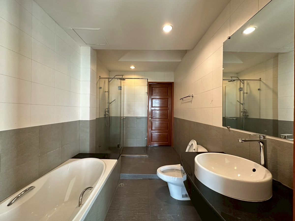 For RentTownhomeSukhumvit, Asoke, Thonglor : Baan Klang Krung Thonglor for Rent! 4-Storey House 4 Bedroom 5 Bathroom 380 SQ.M Fully Fitted Near BTS Thonglor