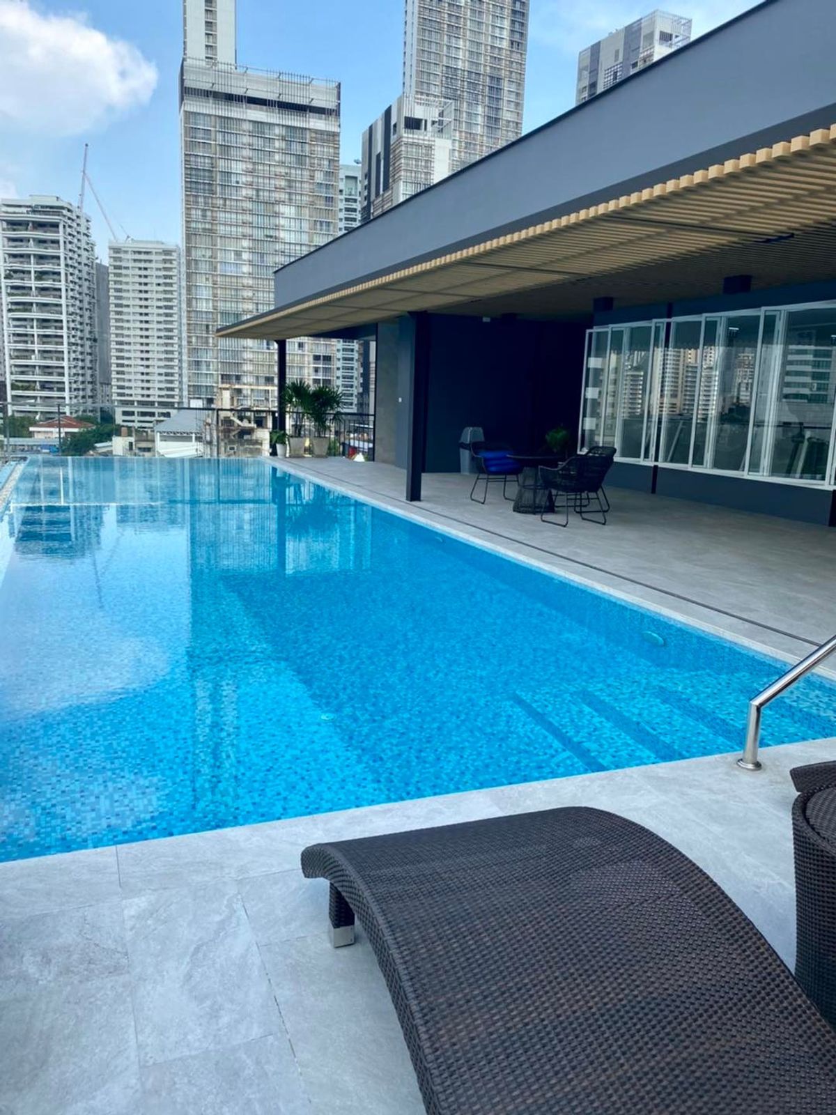 For RentSukhumvit, Asoke, Thonglor : Line ID: @zimple_asset Modern Minimalist Apartment in Sukhumvit 22. Fully furnished– just bring your luggage and move in! The apartment offers fitness facilities and a rooftop swimming pool, with easy access to both BTS and MRT.
