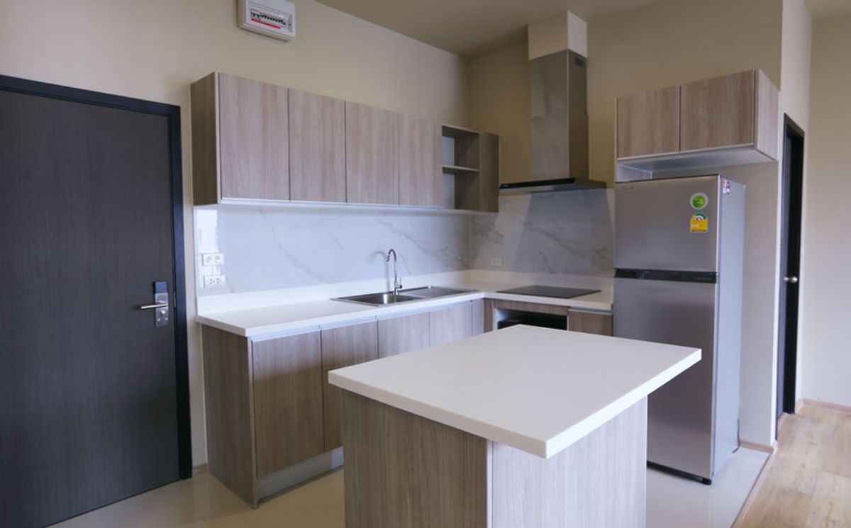 For RentSukhumvit, Asoke, Thonglor : Line ID: @zimple_asset Modern Minimalist Apartment in Sukhumvit 22. Fully furnished– just bring your luggage and move in! The apartment offers fitness facilities and a rooftop swimming pool, with easy access to both BTS and MRT.