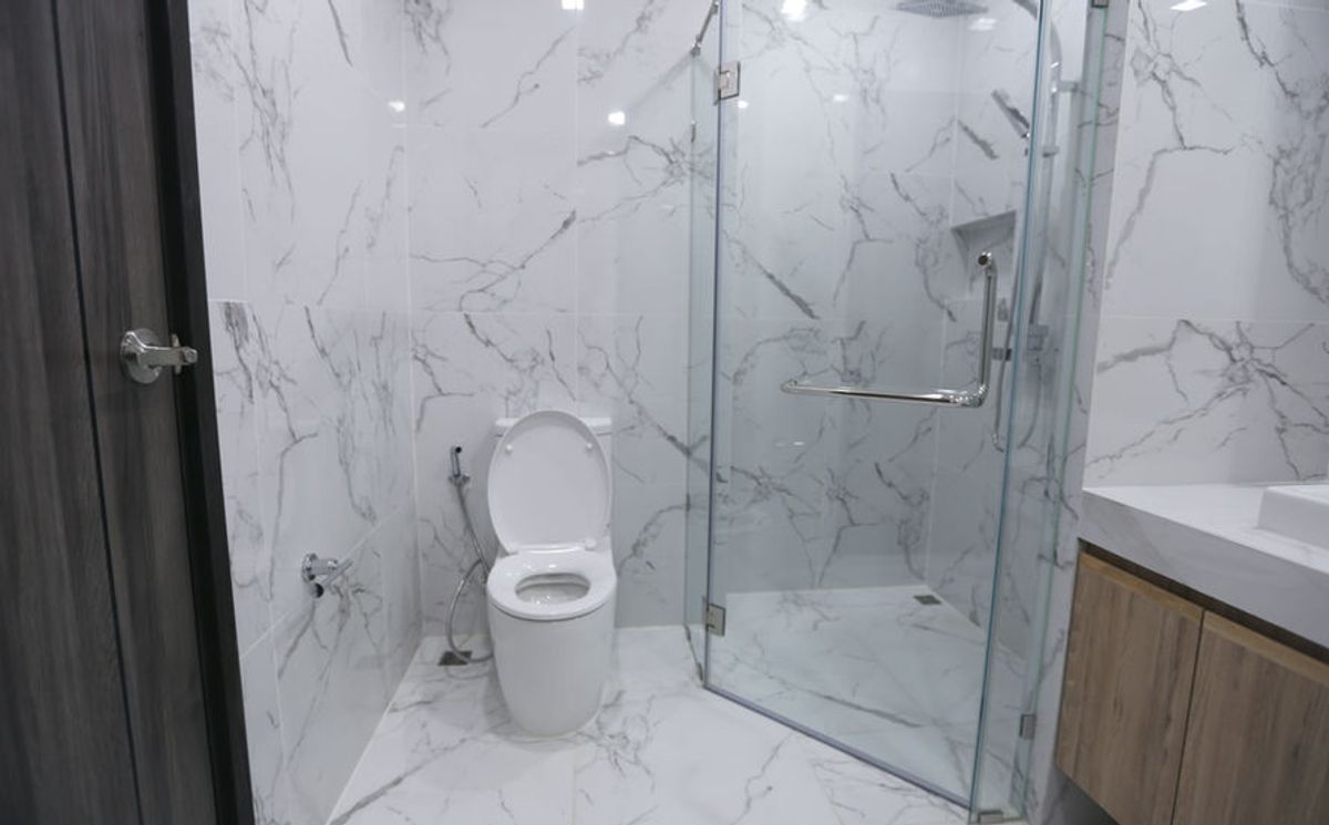 For RentSukhumvit, Asoke, Thonglor : Line ID: @zimple_asset Modern Minimalist Apartment in Sukhumvit 22. Fully furnished– just bring your luggage and move in! The apartment offers fitness facilities and a rooftop swimming pool, with easy access to both BTS and MRT.