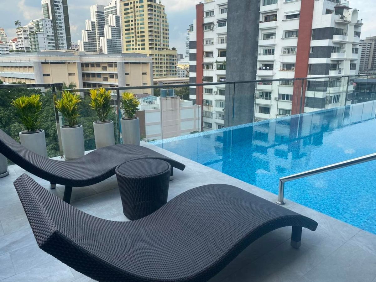 For RentSukhumvit, Asoke, Thonglor : Line ID: @zimple_asset Modern Minimalist Apartment in Sukhumvit 22. Fully furnished– just bring your luggage and move in! The apartment offers fitness facilities and a rooftop swimming pool, with easy access to both BTS and MRT.