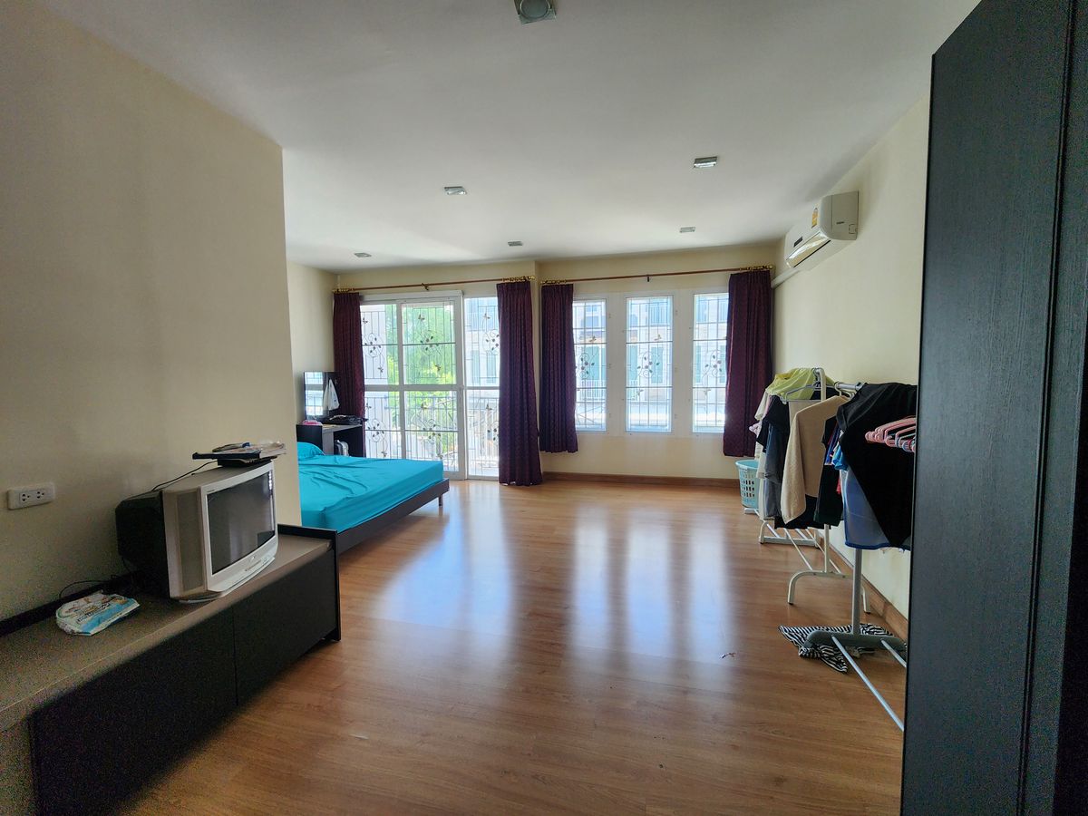 ให้เช่าทาวน์โฮมพระราม 5 ราชพฤกษ์ บางกรวย : ลดราคา**บ้านว่างครับผม 2 ห้องมาสเตอร์เบดรูม**หมู่บ้านโกลเด้นทาวน์ ปิ่นเกล้า-จรัญสนิทวงศ์📌📌ซอยที่ 7 เพื่อนบ้านดี อยู่ใกล้ทางเข้าโครงการเดินทางสะดวก