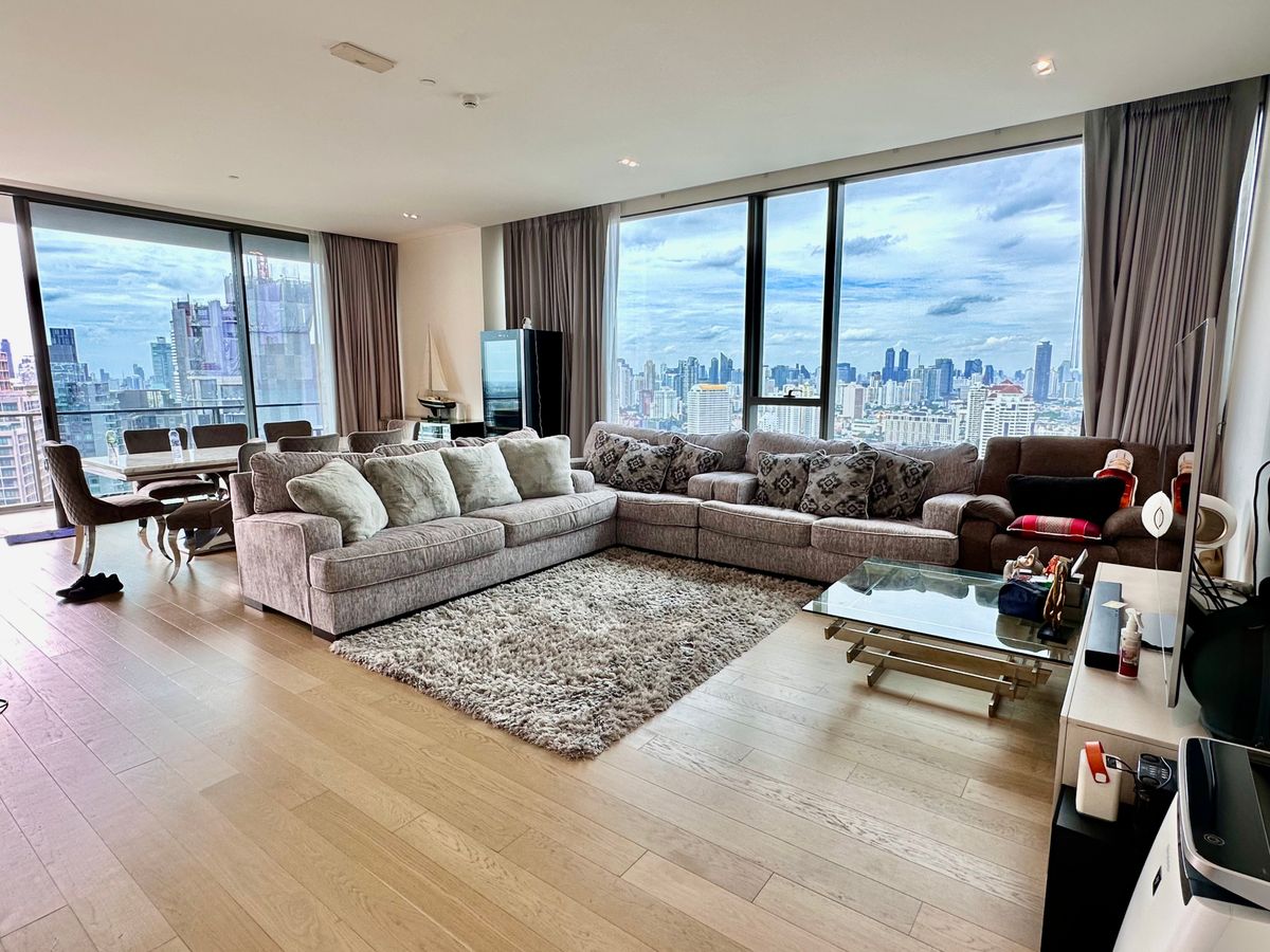 For SaleCondoSukhumvit, Asoke, Thonglor : Selling The Starnd The Strad, Thonglor, the penthouse, the highest floor, luxury condo, beautiful room, decorated with furniture, room corner, very beautiful, 3 bedrooms, with 30 meters of housewife room to Thonglor station.