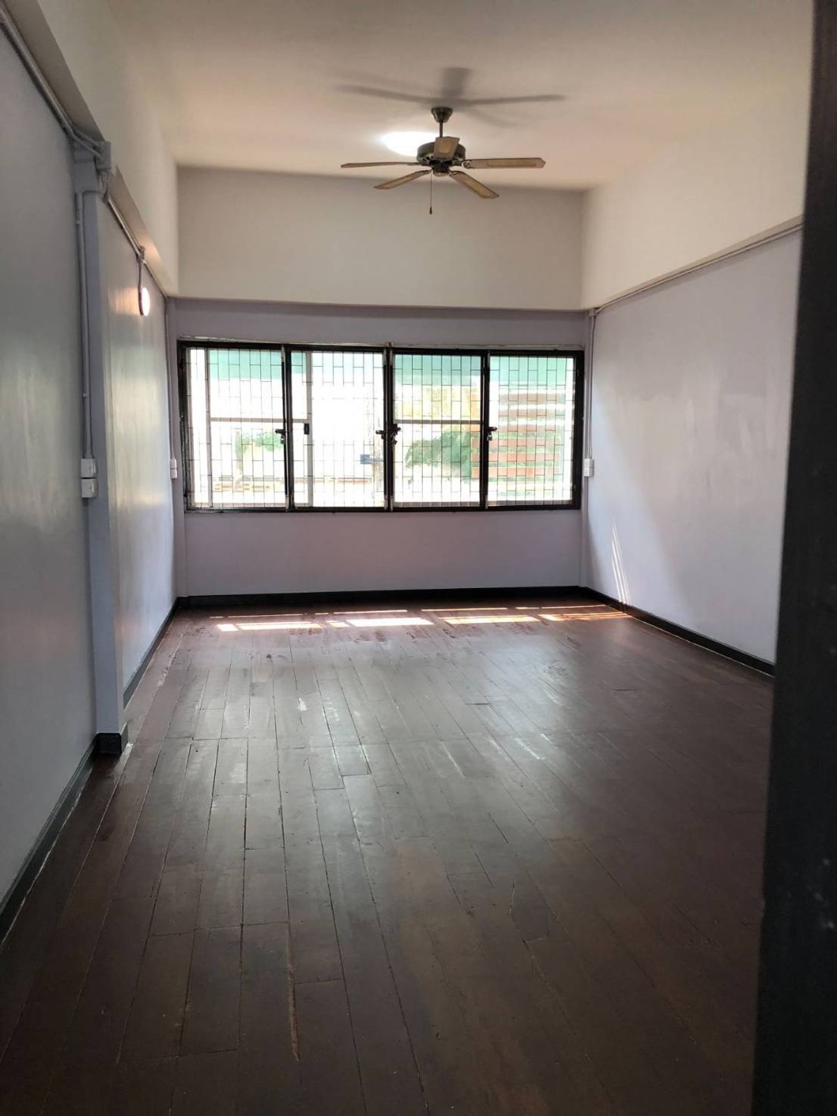 For RentShop HouseSukhumvit, Asoke, Thonglor : Rent a 3rd floor commercial building, Soi Sukhumvit 49, suitable for living- opening a business- doing home office (N.1037)