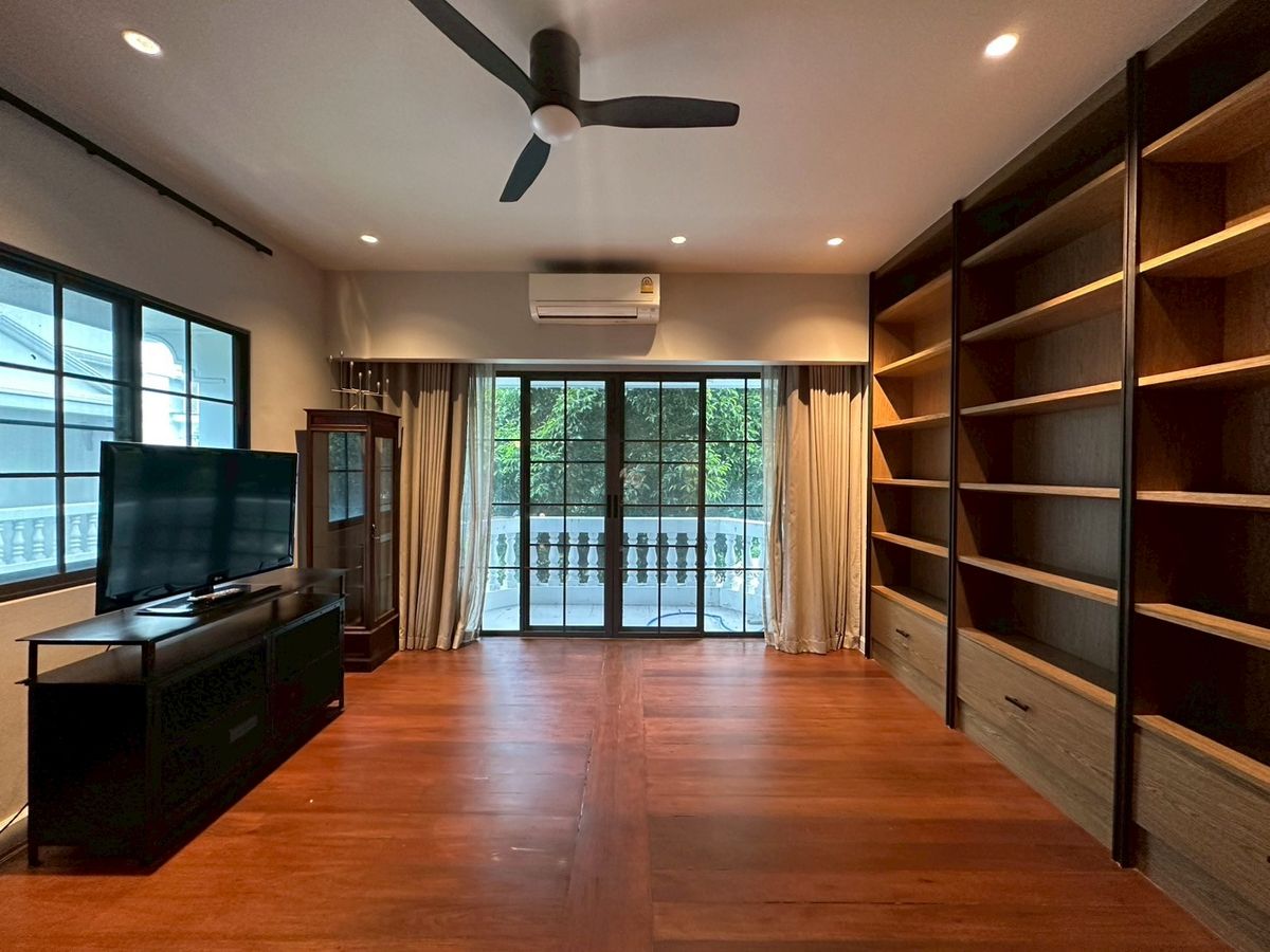 For RentHouseSukhumvit, Asoke, Thonglor : For rent House in Thonglor!🎈 3-storey house 4 bedroom 6 bathroom fully furnished ready to move in near BTS Thonglor