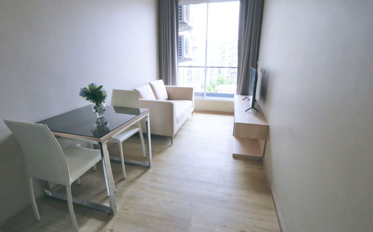 For RentSukhumvit, Asoke, Thonglor : Line ID: @zimple_asset Modern Minimalist Apartment in Sukhumvit 22. Fully furnished– just bring your luggage and move in! The apartment offers fitness facilities and a rooftop swimming pool, with easy access to both BTS and MRT.