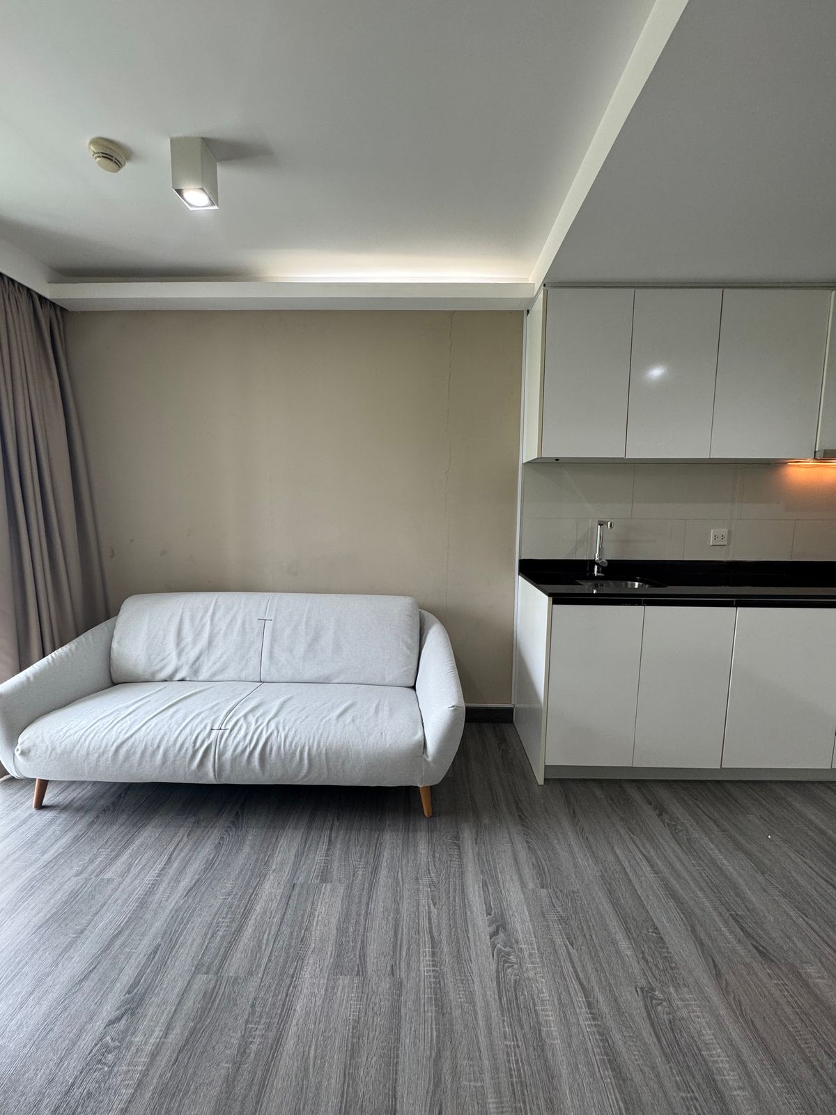 ขายคอนโดสุขุมวิท อโศก ทองหล่อ : Maestro 39 ขายพร้อมผู้เช่า! 🔥 ขายขาดทุนเกือบล้าน! ✅ ขาย 3.6 ลบ. 🔑 30.40 ตร.ม. ✨ Rental Yield 6% ต่อปี 📅 ค่าเช่า 18,000 บาท/เดือน 🚫 ไม่รับ Co-agent