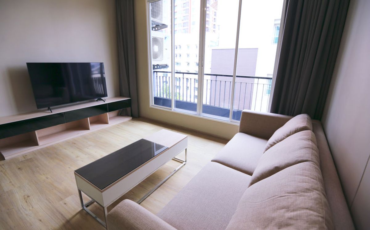 For RentSukhumvit, Asoke, Thonglor : Line ID: @zimple_asset Modern Minimalist Apartment in Sukhumvit 22. Fully furnished– just bring your luggage and move in! The apartment offers fitness facilities and a rooftop swimming pool, with easy access to both BTS and MRT.