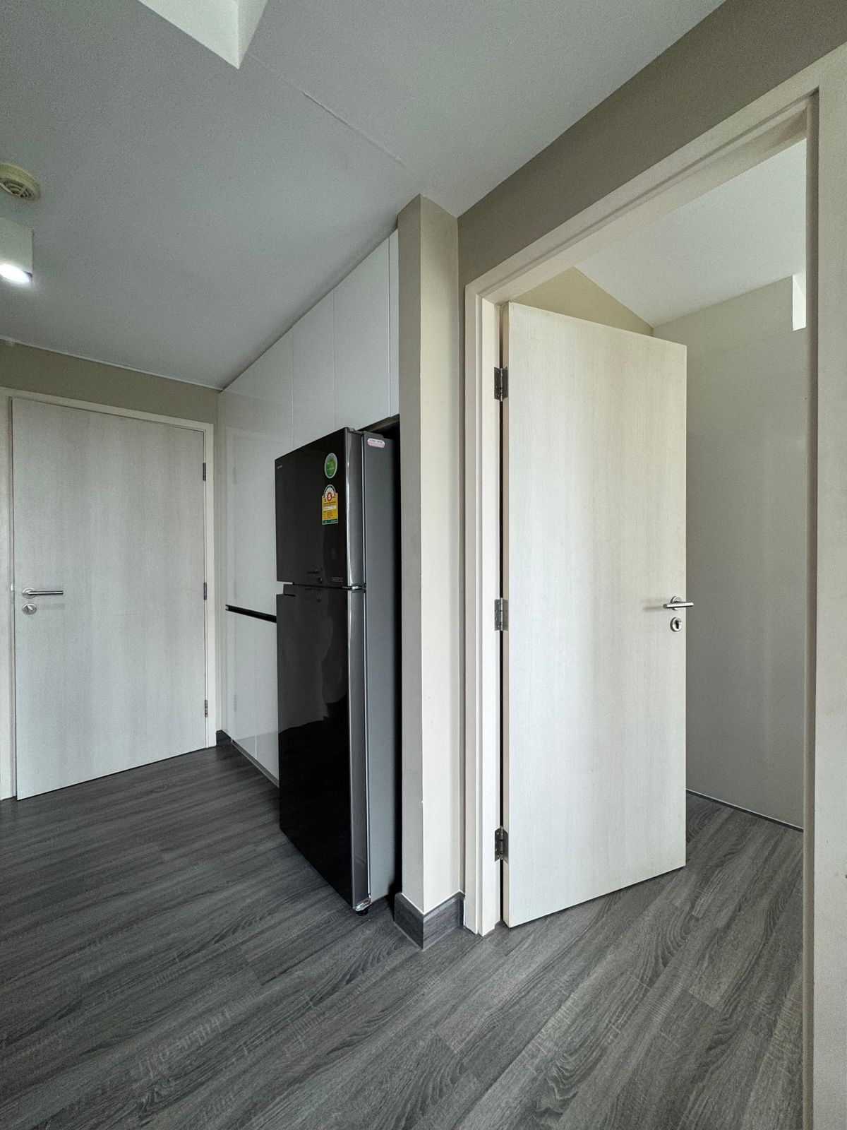 ขายคอนโดสุขุมวิท อโศก ทองหล่อ : Maestro 39 ขายพร้อมผู้เช่า! 🔥 ขายขาดทุนเกือบล้าน! ✅ ขาย 3.6 ลบ. 🔑 30.40 ตร.ม. ✨ Rental Yield 6% ต่อปี 📅 ค่าเช่า 18,000 บาท/เดือน 🚫 ไม่รับ Co-agent