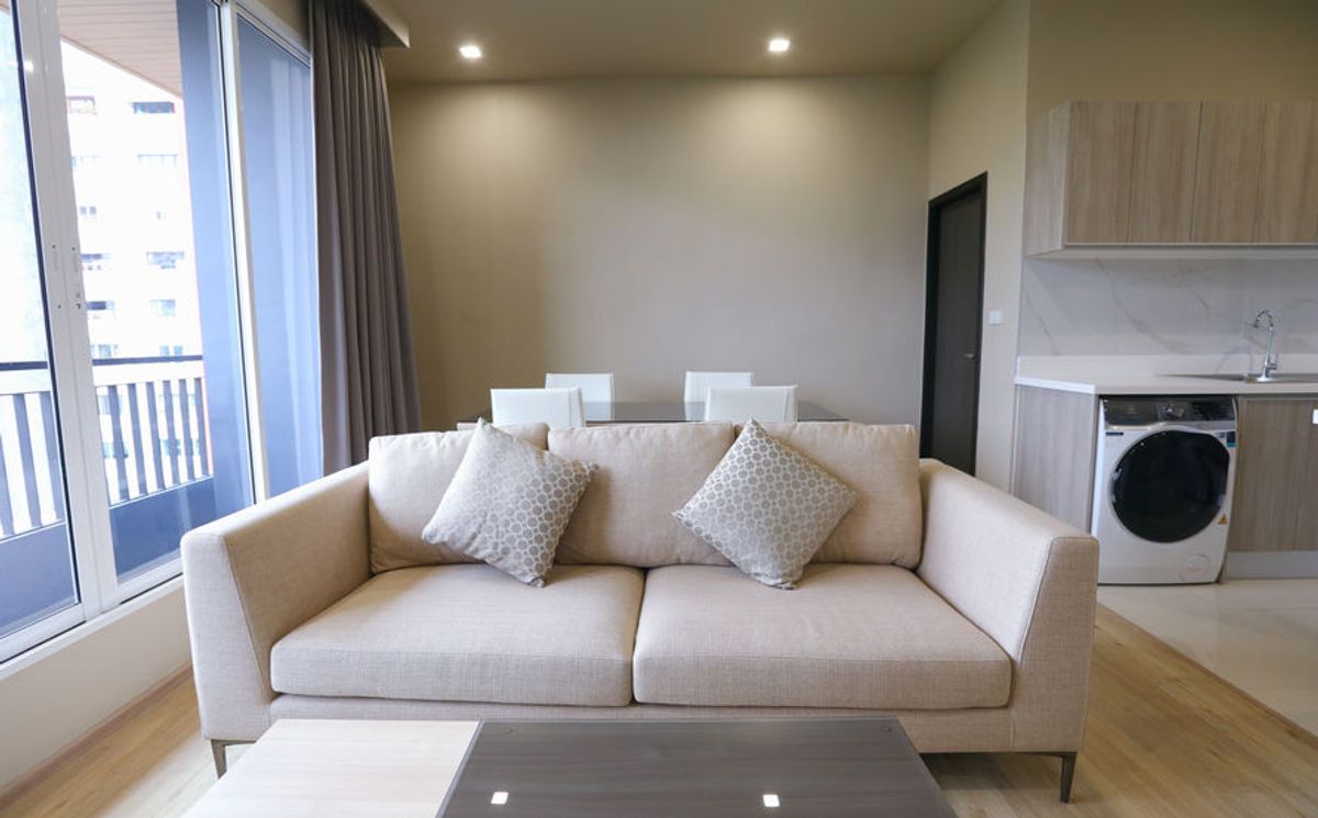 For RentSukhumvit, Asoke, Thonglor : Line ID: @zimple_asset Modern Minimalist Apartment in Sukhumvit 22. Fully furnished– just bring your luggage and move in! The apartment offers fitness facilities and a rooftop swimming pool, with easy access to both BTS and MRT.