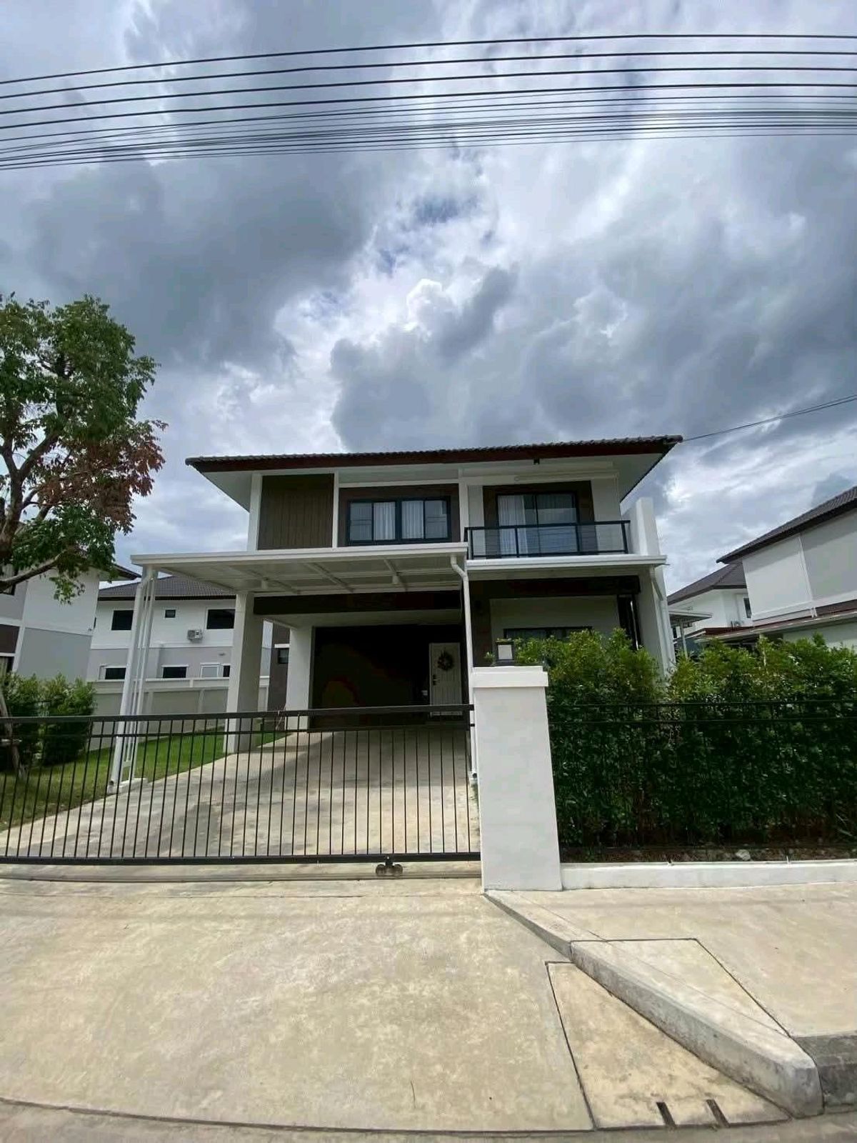 For RentHouseChiang Mai : ** AVAILABLE 26 SEPTEMBER **

MODERN HOME WITH 200SQM OF LIVING SPACE AND A GARDEN FOR YOUR DOGS! 