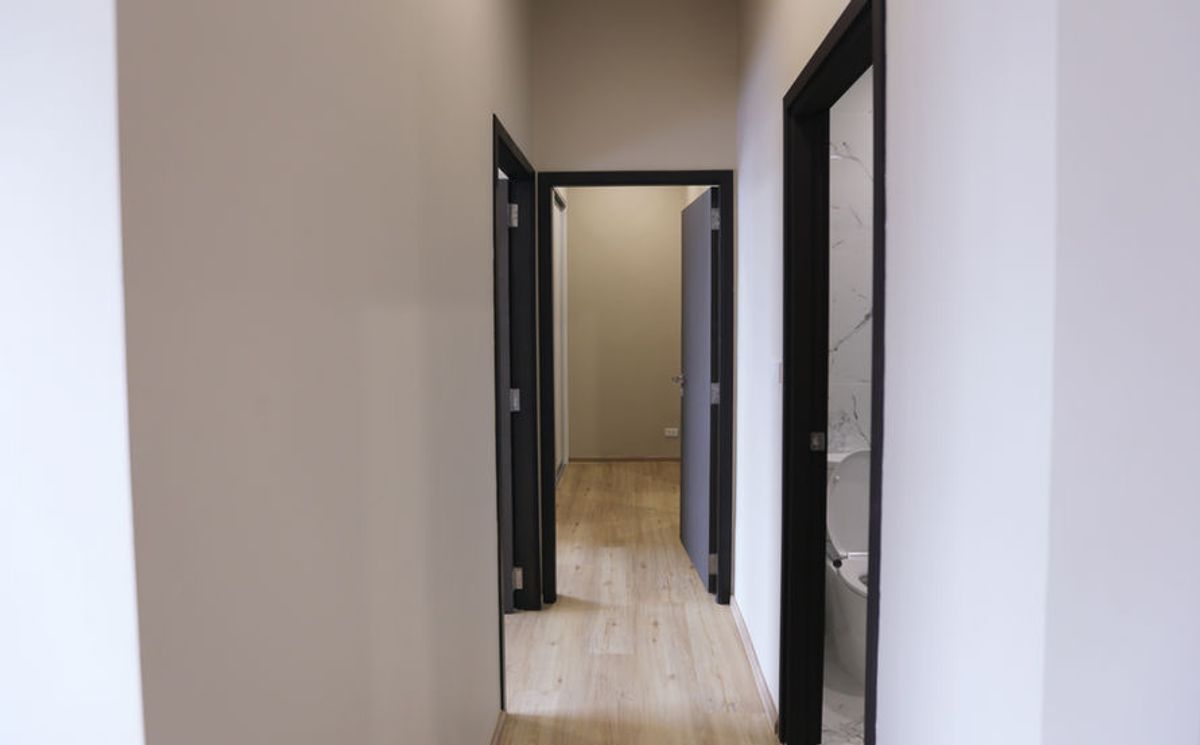 For RentSukhumvit, Asoke, Thonglor : Line ID: @zimple_asset Modern Minimalist Apartment in Sukhumvit 22. Fully furnished– just bring your luggage and move in! The apartment offers fitness facilities and a rooftop swimming pool, with easy access to both BTS and MRT.