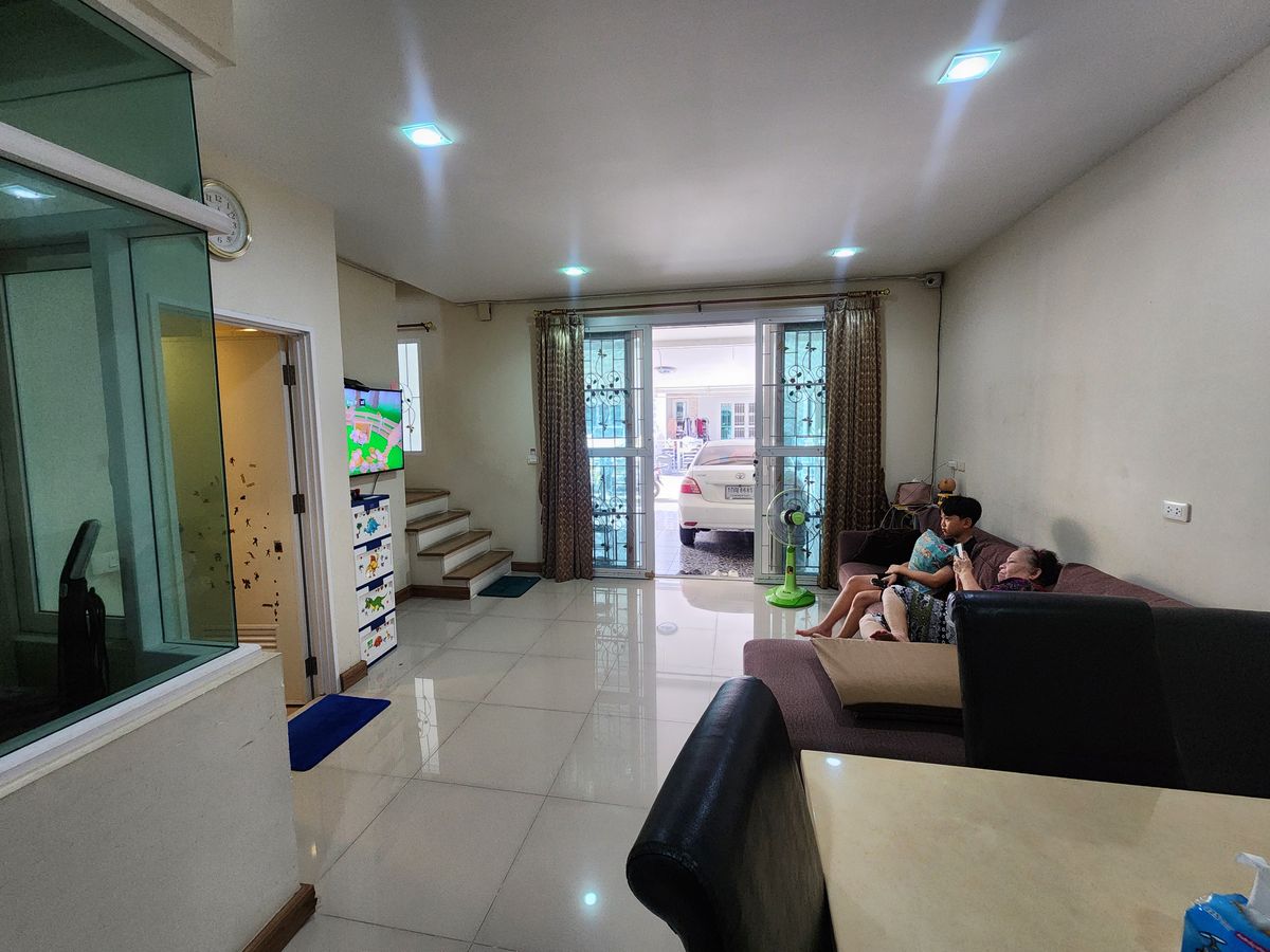 ให้เช่าทาวน์โฮมพระราม 5 ราชพฤกษ์ บางกรวย : ลดราคา**บ้านว่างครับผม 2 ห้องมาสเตอร์เบดรูม**หมู่บ้านโกลเด้นทาวน์ ปิ่นเกล้า-จรัญสนิทวงศ์📌📌ซอยที่ 7 เพื่อนบ้านดี อยู่ใกล้ทางเข้าโครงการเดินทางสะดวก