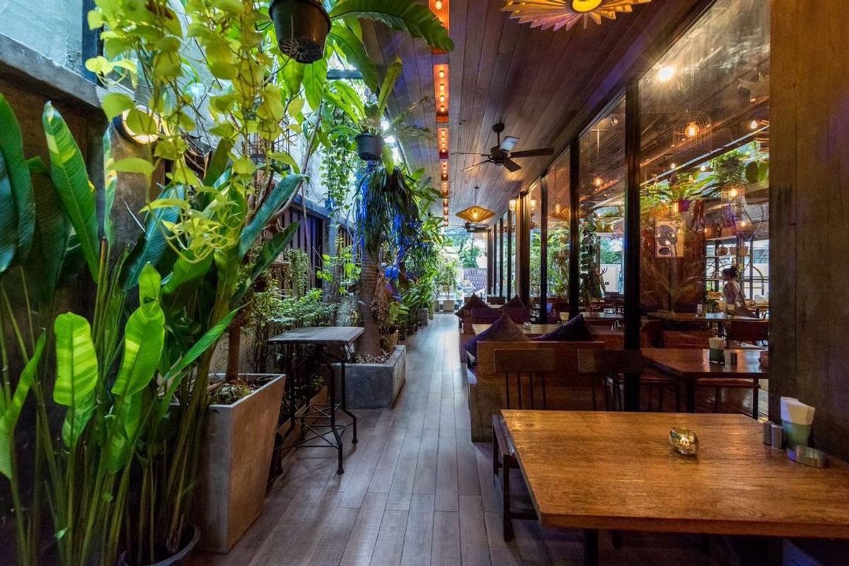For RentRetail SpaceSukhumvit, Asoke, Thonglor : Rent: Phrom Phong -Thong Lo Restaurant has a parking lot | Near the Asian -High Spending Asian Local Location | Looking for a skilled chef and restaurant operators and All Day Dining - Breakfast - Brunch - Dinner Time