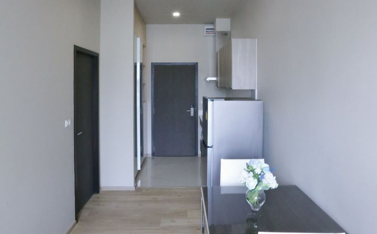 For RentSukhumvit, Asoke, Thonglor : Line ID: @zimple_asset Modern Minimalist Apartment in Sukhumvit 22. Fully furnished– just bring your luggage and move in! The apartment offers fitness facilities and a rooftop swimming pool, with easy access to both BTS and MRT.