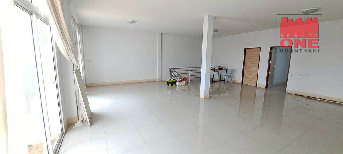 For SaleShop HouseUdon Thani : 2 booths, near Lotus, Kumphawapi District, Udon Thani Province