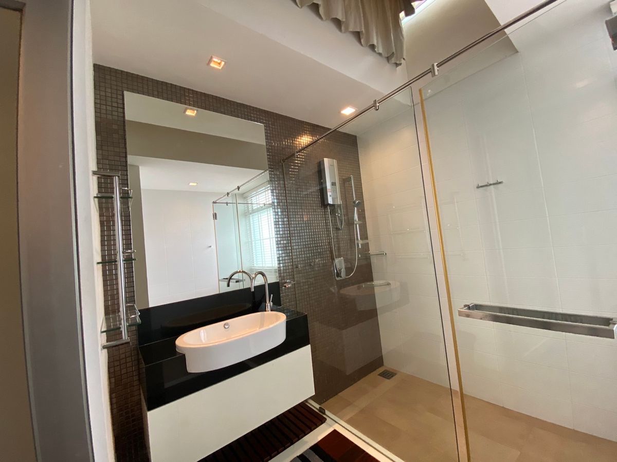 ขายทาวน์โฮมลาดพร้าว เซ็นทรัลลาดพร้าว : 🏡✨ ขายทาวน์โฮม 3 ชั้นหรู หลังมุมติดสวน @ The Landmark Residence ลาดพร้าว ตกแต่งพรีเมียม พร้อมเฟอร์ครบ หิ้วกระเป๋าเข้าอยู่ได้เลย เพียง 23.5 ล้าน