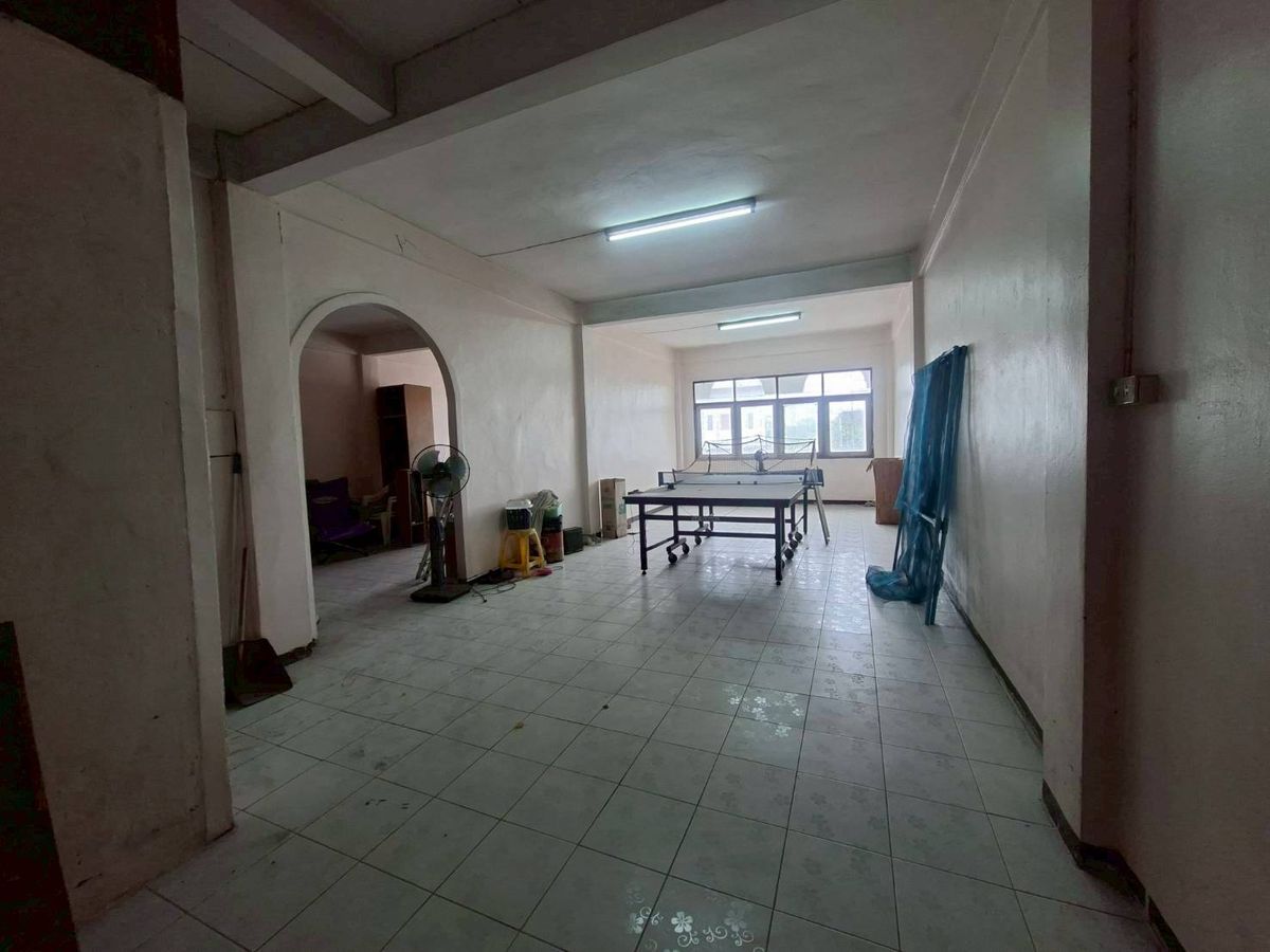 For RentShop HouseLadkrabang, Suwannaphum Airport : 1 commercial building for rent below + 2 booths above 4 floors on the Chalerm Phrakiat Road (N.1857)