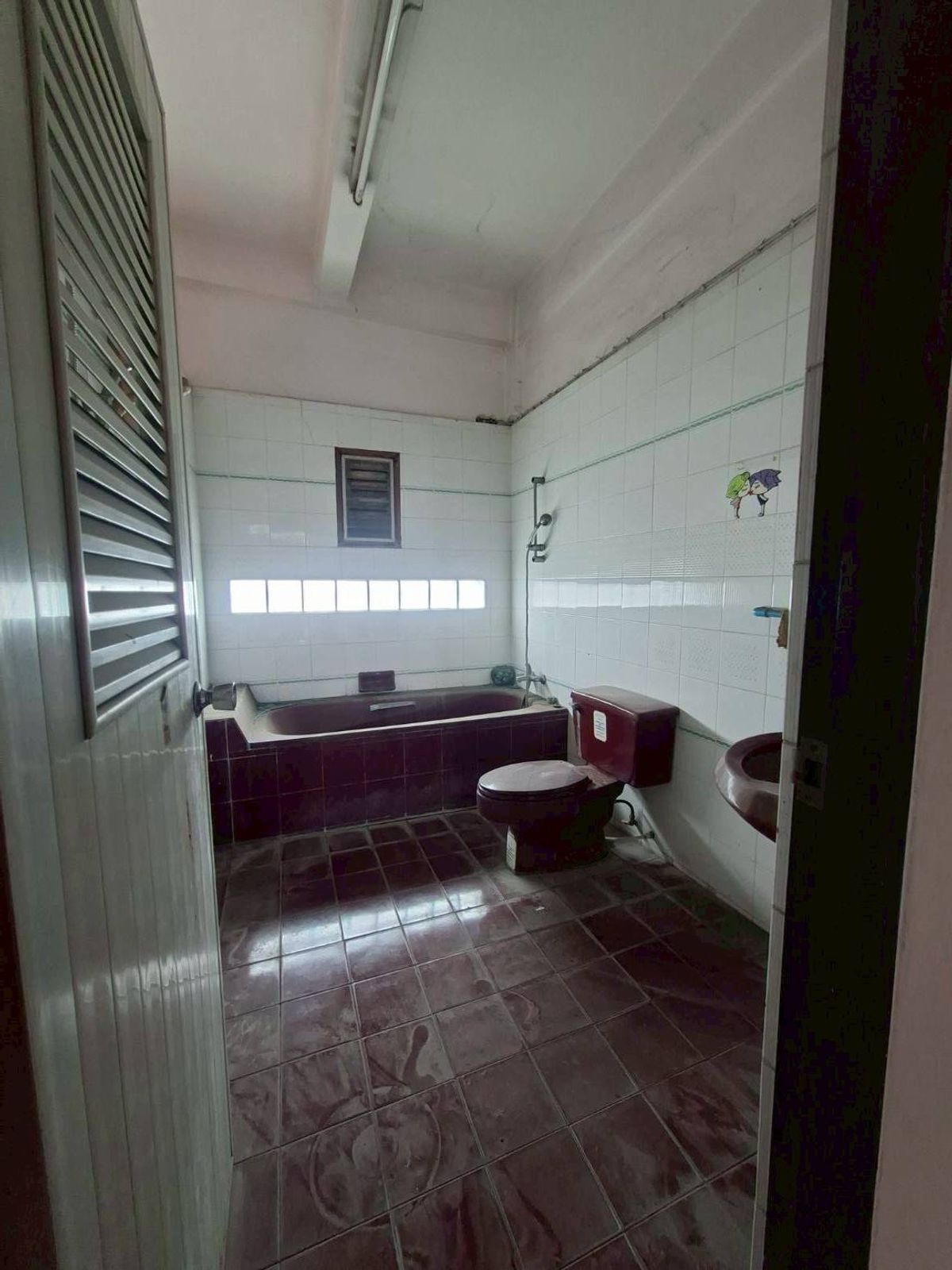 For RentShop HouseLadkrabang, Suwannaphum Airport : 1 commercial building for rent below + 2 booths above 4 floors on the Chalerm Phrakiat Road (N.1857)