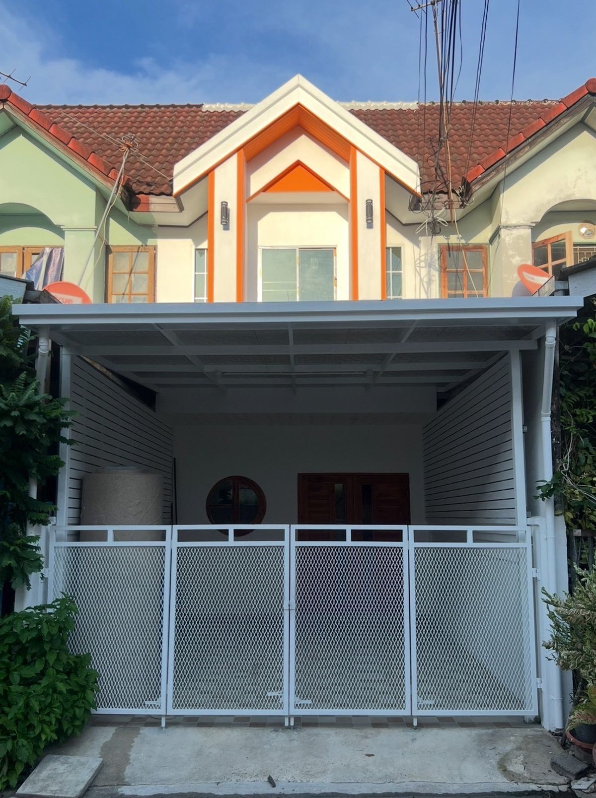 ขายทาวน์โฮมปทุมธานี รังสิต ธรรมศาสตร์ : ส์ 2 ชั้น รีโนเวทใหม่ทั้งหลัง สวยสไตล์มินิมอล พร้อมเข้าอยู่ทันที! 📍 โซนต้นโครงการ กลางซอยวิลเลจ 2 ลำลูกกา คลอง 4 ปทุมธานี ขนาด 18 ตรว. | 3 ห้องนอน | 2 ห้องน้ำ | 1 ครัว | 1 ที่จอดรถ