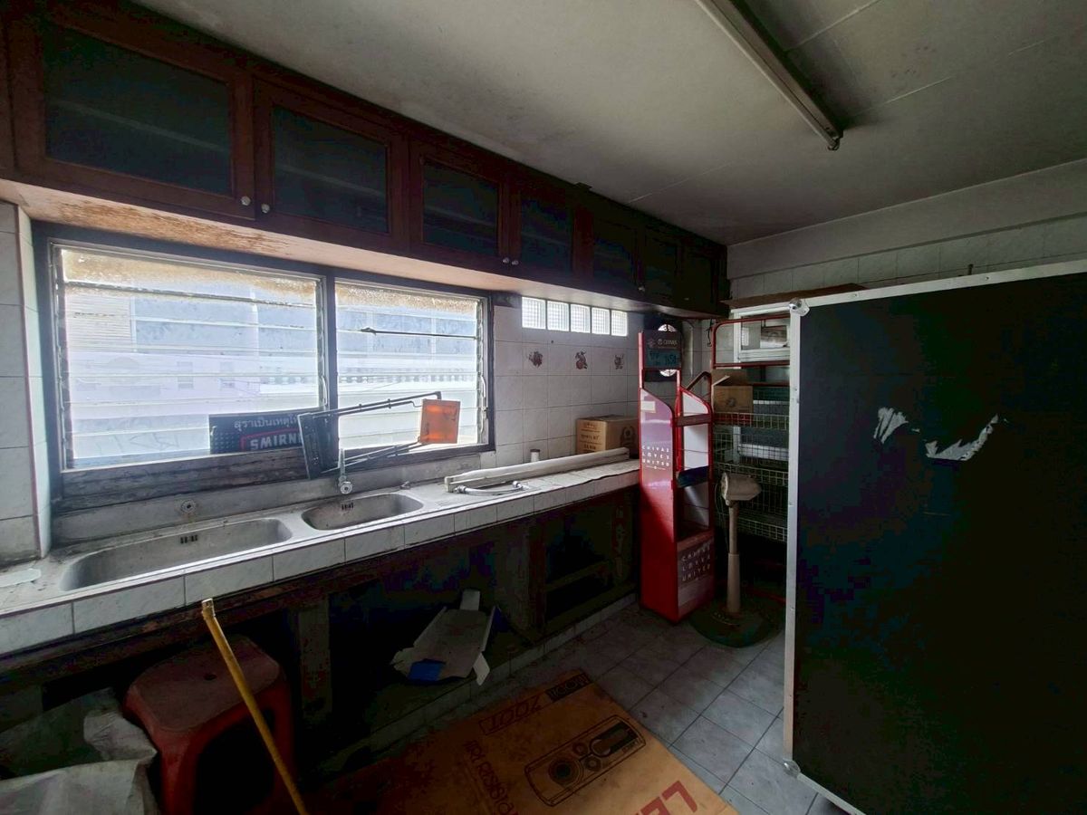 For RentShop HouseLadkrabang, Suwannaphum Airport : 1 commercial building for rent below + 2 booths above 4 floors on the Chalerm Phrakiat Road (N.1857)