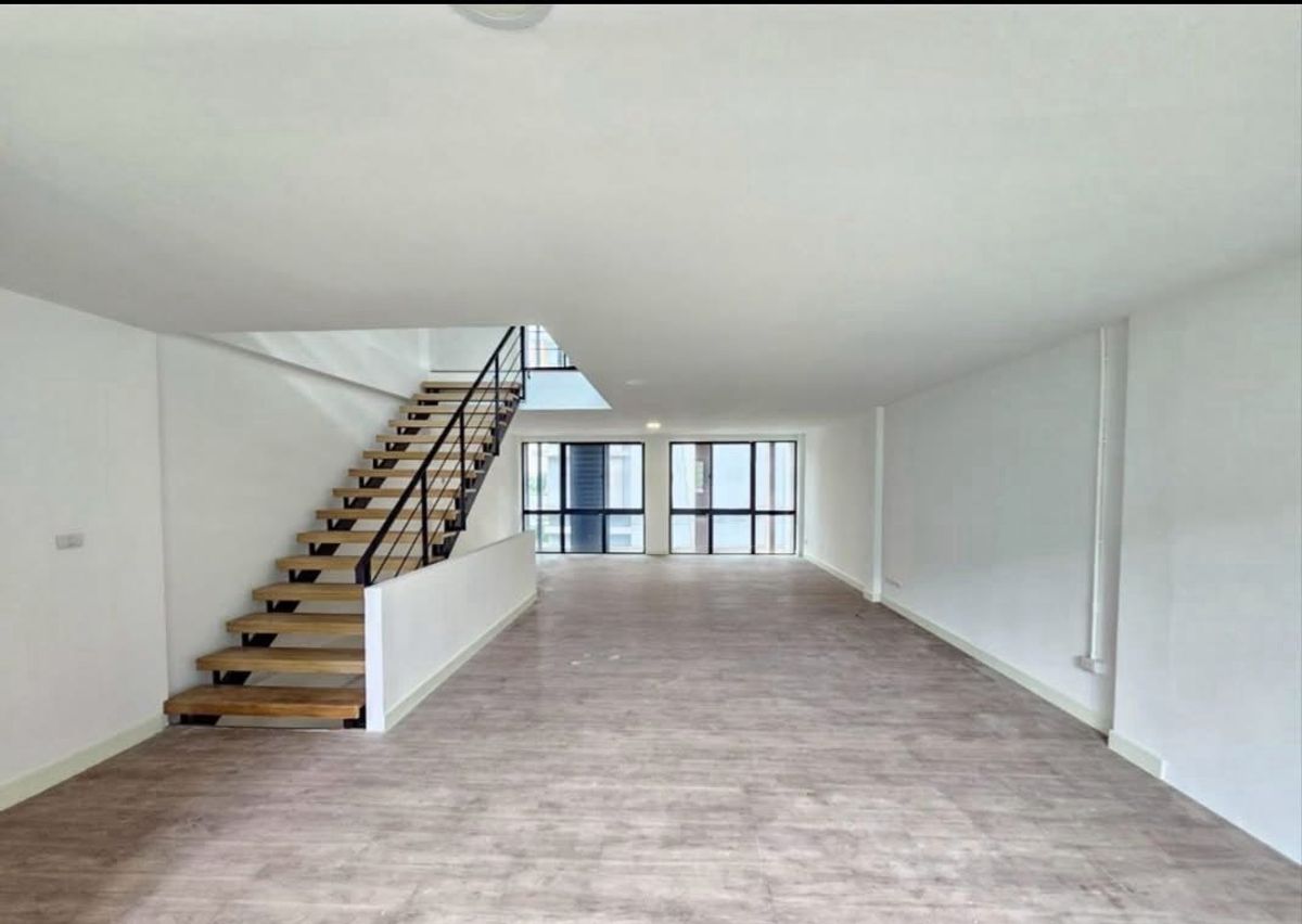 For SaleHome OfficeKaset Nawamin,Ladplakao : 📢✨ Special Opportunity! Below-Market , 4-Storey Home Office on Prime Location Ekamai–Ramintra Expressway – LadpraoPerfectly designed to meet the needs of modern businesses – ideal for SME, Startup, or Showroom – while offering full residential functions