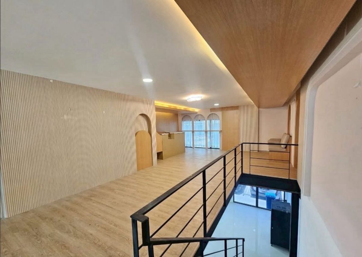 For SaleHome OfficeKaset Nawamin,Ladplakao : 📢✨ Special Opportunity! Below-Market , 4-Storey Home Office on Prime Location Ekamai–Ramintra Expressway – LadpraoPerfectly designed to meet the needs of modern businesses – ideal for SME, Startup, or Showroom – while offering full residential functions
