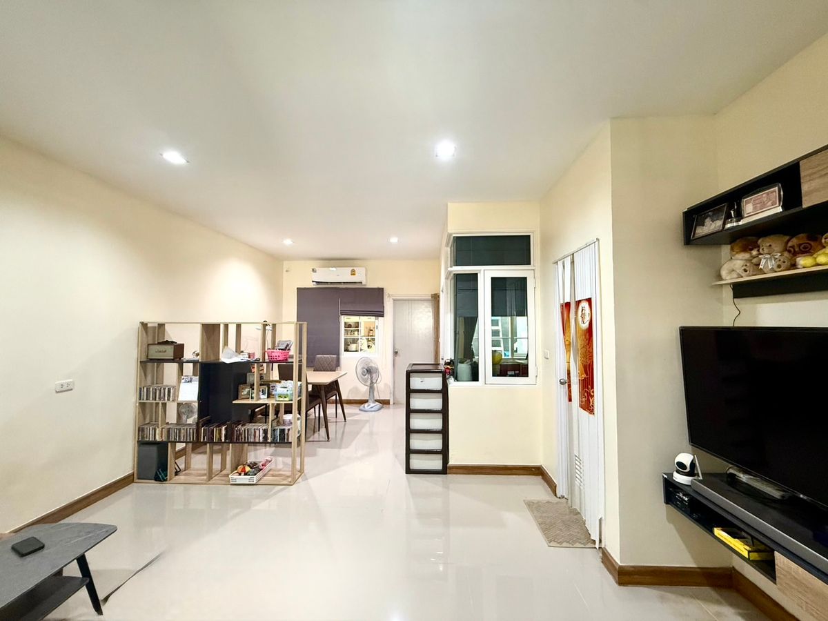 ขายทาวน์โฮมลาดกระบัง สุวรรณภูมิ : ขายทาวน์โฮม 2 ชั้น 4นอน 3 น้ำ 2 ที่จอดรถ พร้อมอยู่ ใกล้เมกะบางนา ไปสนามบินสุวรรณภูมิง่าย เข้าเมืองสะดวก