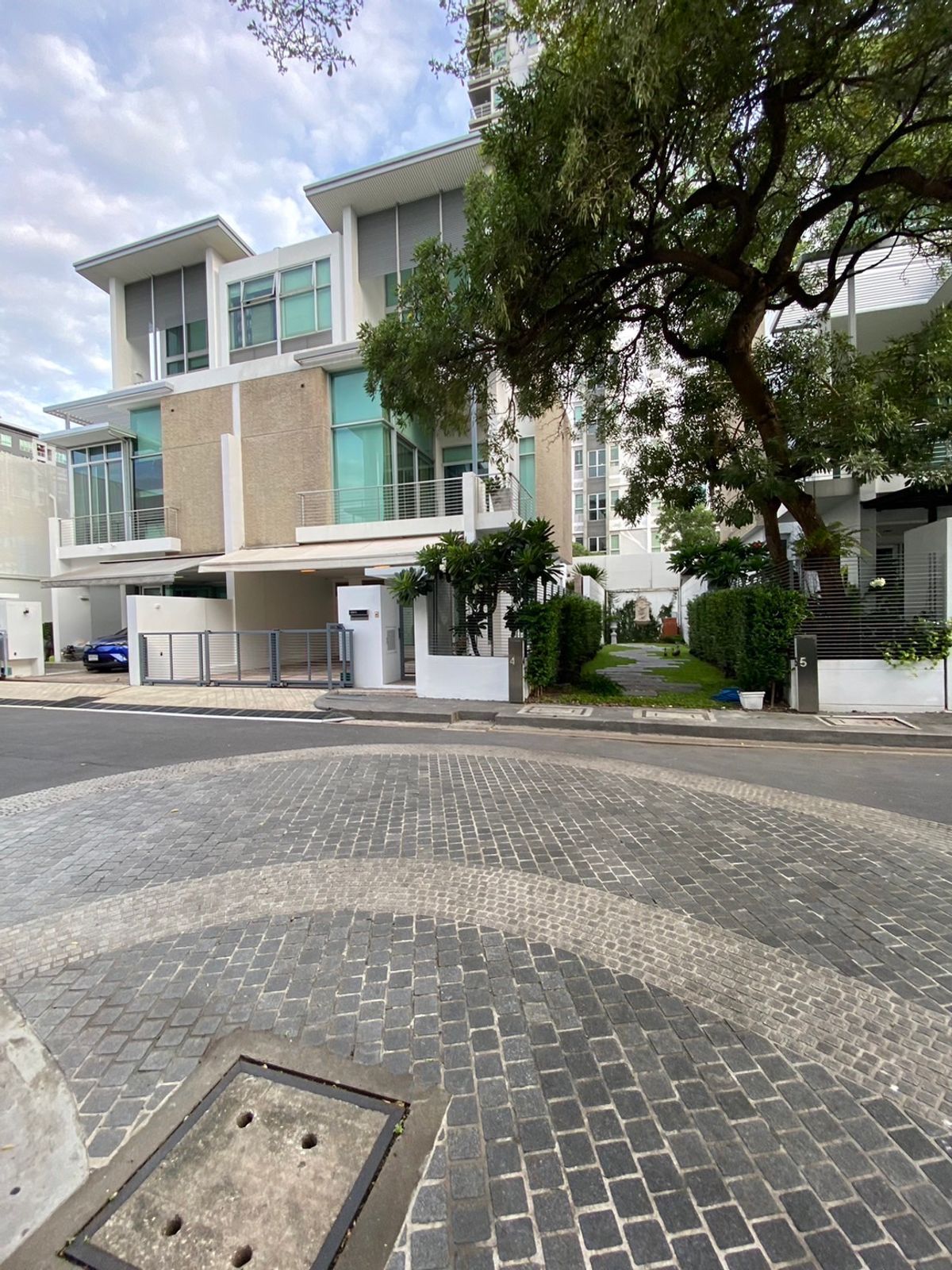 ขายทาวน์โฮมลาดพร้าว เซ็นทรัลลาดพร้าว : 🏡✨ ขายทาวน์โฮม 3 ชั้นหรู หลังมุมติดสวน @ The Landmark Residence ลาดพร้าว ตกแต่งพรีเมียม พร้อมเฟอร์ครบ หิ้วกระเป๋าเข้าอยู่ได้เลย เพียง 23.5 ล้าน