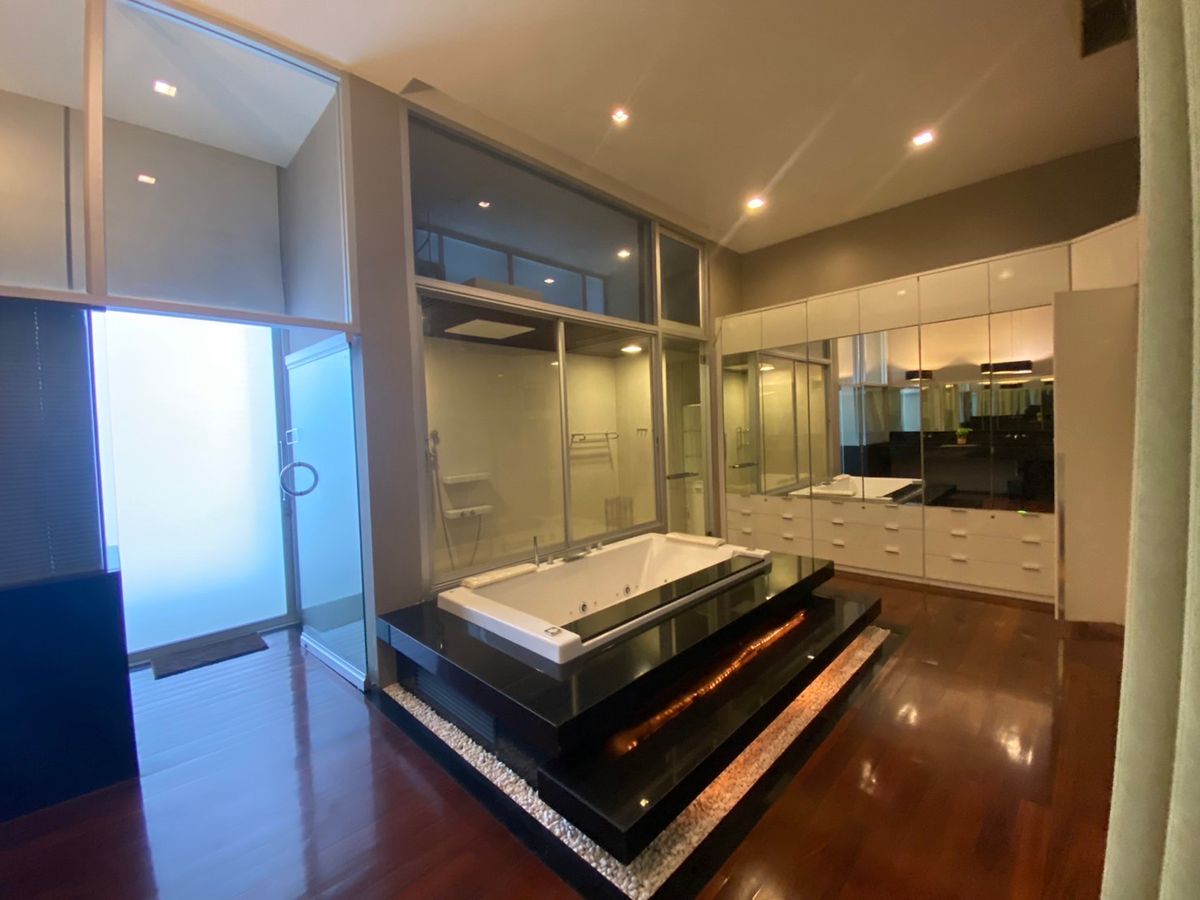 ขายทาวน์โฮมลาดพร้าว เซ็นทรัลลาดพร้าว : 🏡✨ ขายทาวน์โฮม 3 ชั้นหรู หลังมุมติดสวน @ The Landmark Residence ลาดพร้าว ตกแต่งพรีเมียม พร้อมเฟอร์ครบ หิ้วกระเป๋าเข้าอยู่ได้เลย เพียง 23.5 ล้าน