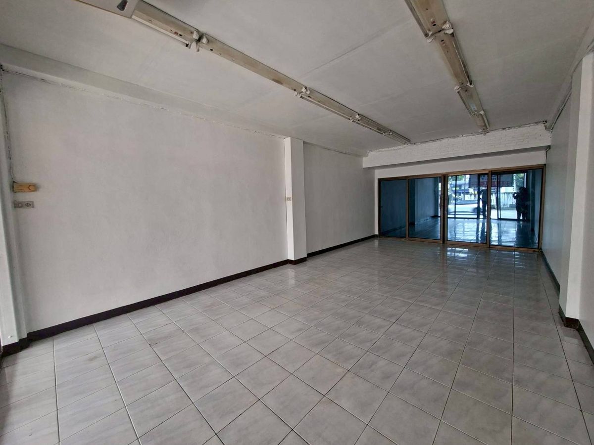 For RentShop HouseLadkrabang, Suwannaphum Airport : Rent 2 booths on the Chalermprakiet Road. Near Seacon Square Srinakarin (N.1858)