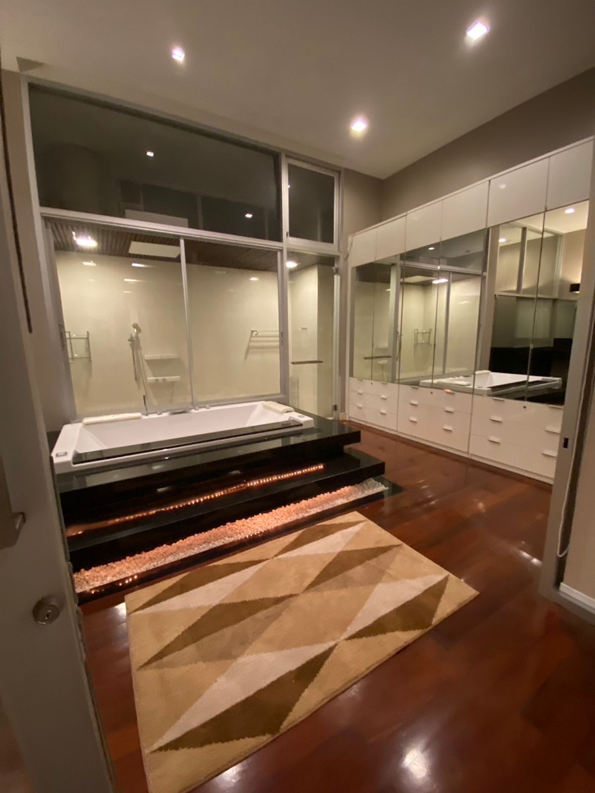 ขายทาวน์โฮมลาดพร้าว เซ็นทรัลลาดพร้าว : 🏡✨ ขายทาวน์โฮม 3 ชั้นหรู หลังมุมติดสวน @ The Landmark Residence ลาดพร้าว ตกแต่งพรีเมียม พร้อมเฟอร์ครบ หิ้วกระเป๋าเข้าอยู่ได้เลย เพียง 23.5 ล้าน