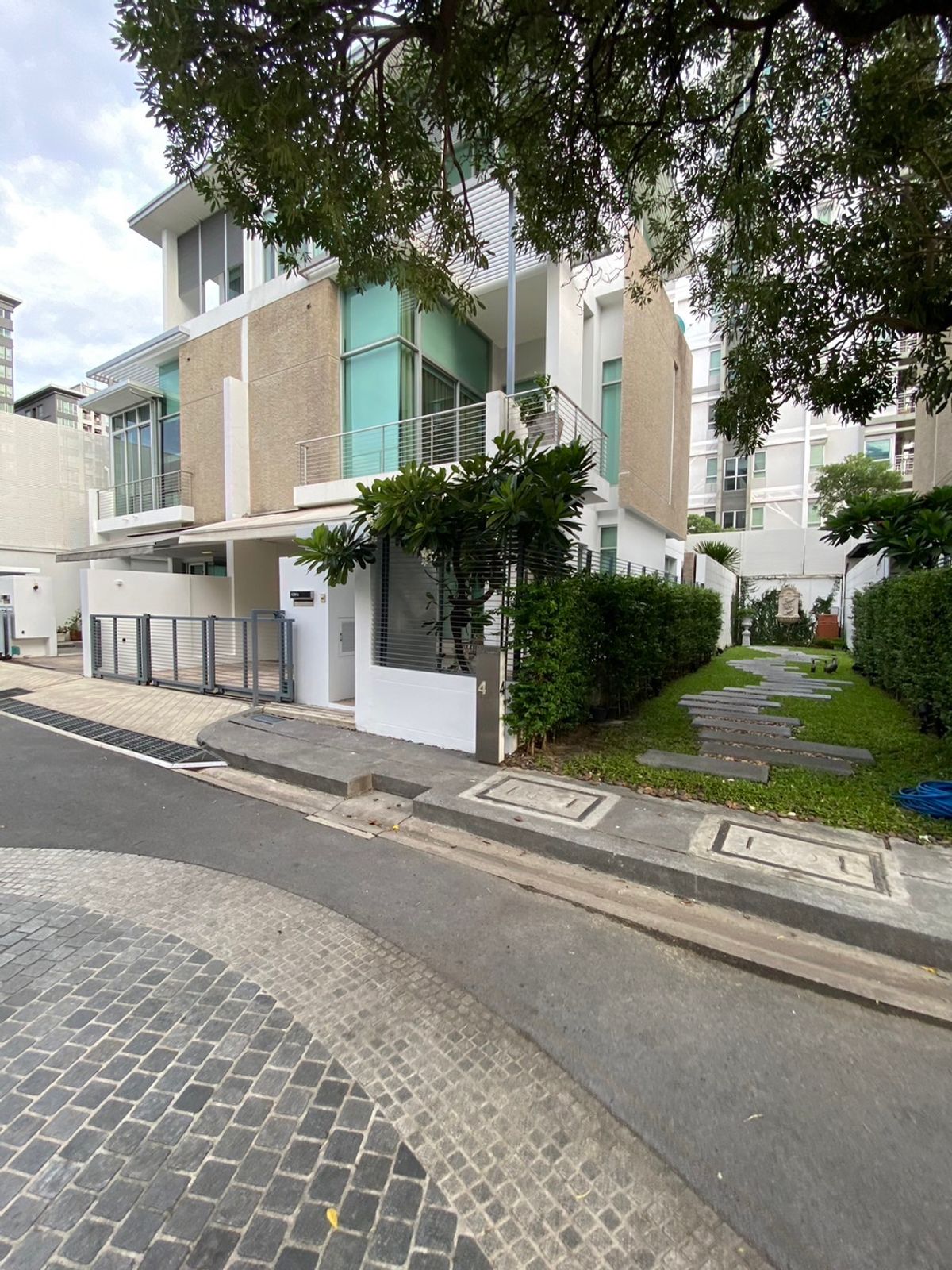 ขายทาวน์โฮมลาดพร้าว เซ็นทรัลลาดพร้าว : 🏡✨ ขายทาวน์โฮม 3 ชั้นหรู หลังมุมติดสวน @ The Landmark Residence ลาดพร้าว ตกแต่งพรีเมียม พร้อมเฟอร์ครบ หิ้วกระเป๋าเข้าอยู่ได้เลย เพียง 23.5 ล้าน