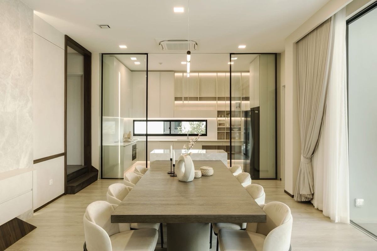 บ้านลาดกระบัง สุวรรณภูมิ : 📢 บ้านเดี่ยว 3 ชั้น พร้อมลิฟต์ ภายในโครงการคุณภาพ ระบบรักษาความปลอดภัยดีเยี่ยม เดินไปยังโรงเรียน Wellington College ได้ ใช้เวลาเพียง 10 นาทีถึง Brighton College ตกแต่งครบ พร้อมเฟอร์นิเจอร์สวยงาม