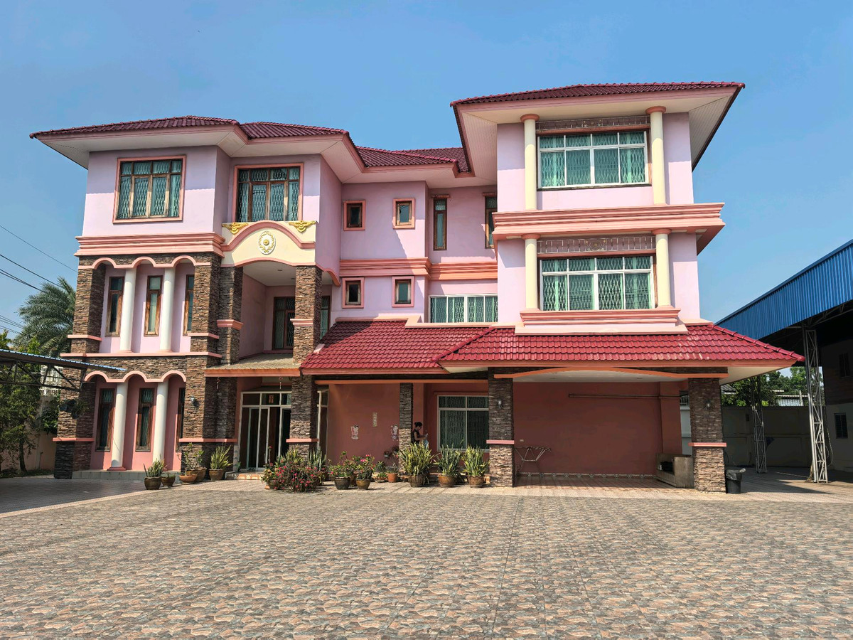 ขายบ้านพระราม 5 ราชพฤกษ์ บางกรวย : ขายบ้านเดี่ยว 3 ชั้น พร้อมที่ดิน 1-0-39ไร่ บางกรวย ใกล้ทางด่วน เชื่อมต่อปิ่นเกล้า ใกล้ตลาด  เดินทางสะดวกใกล้ห้างสรรพสินค้าชั้นนำ