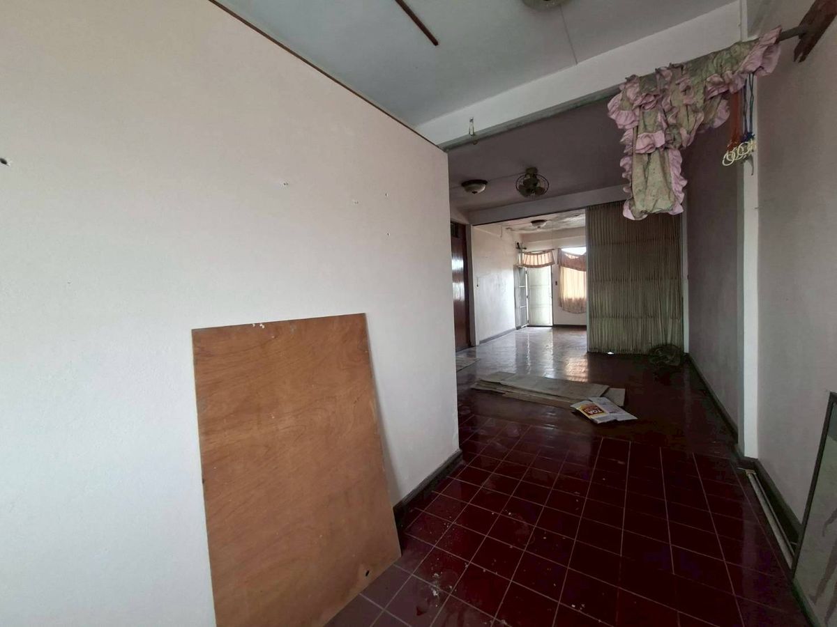 For RentShop HouseLadkrabang, Suwannaphum Airport : 1 commercial building for rent below + 2 booths above 4 floors on the Chalerm Phrakiat Road (N.1857)