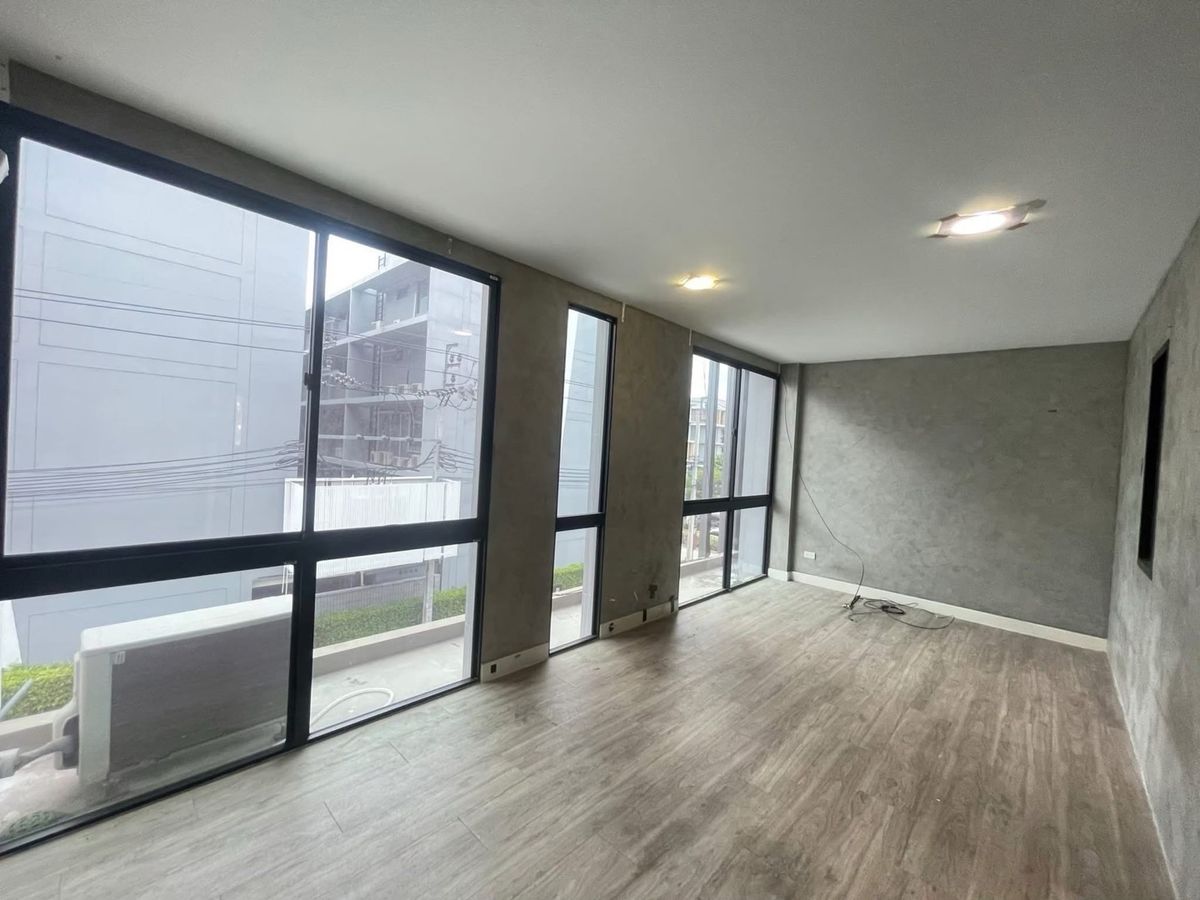 For SaleHome OfficeKaset Nawamin,Ladplakao : 📢✨ Special Opportunity! Below-Market , 4-Storey Home Office on Prime Location Ekamai–Ramintra Expressway – LadpraoPerfectly designed to meet the needs of modern businesses – ideal for SME, Startup, or Showroom – while offering full residential functions