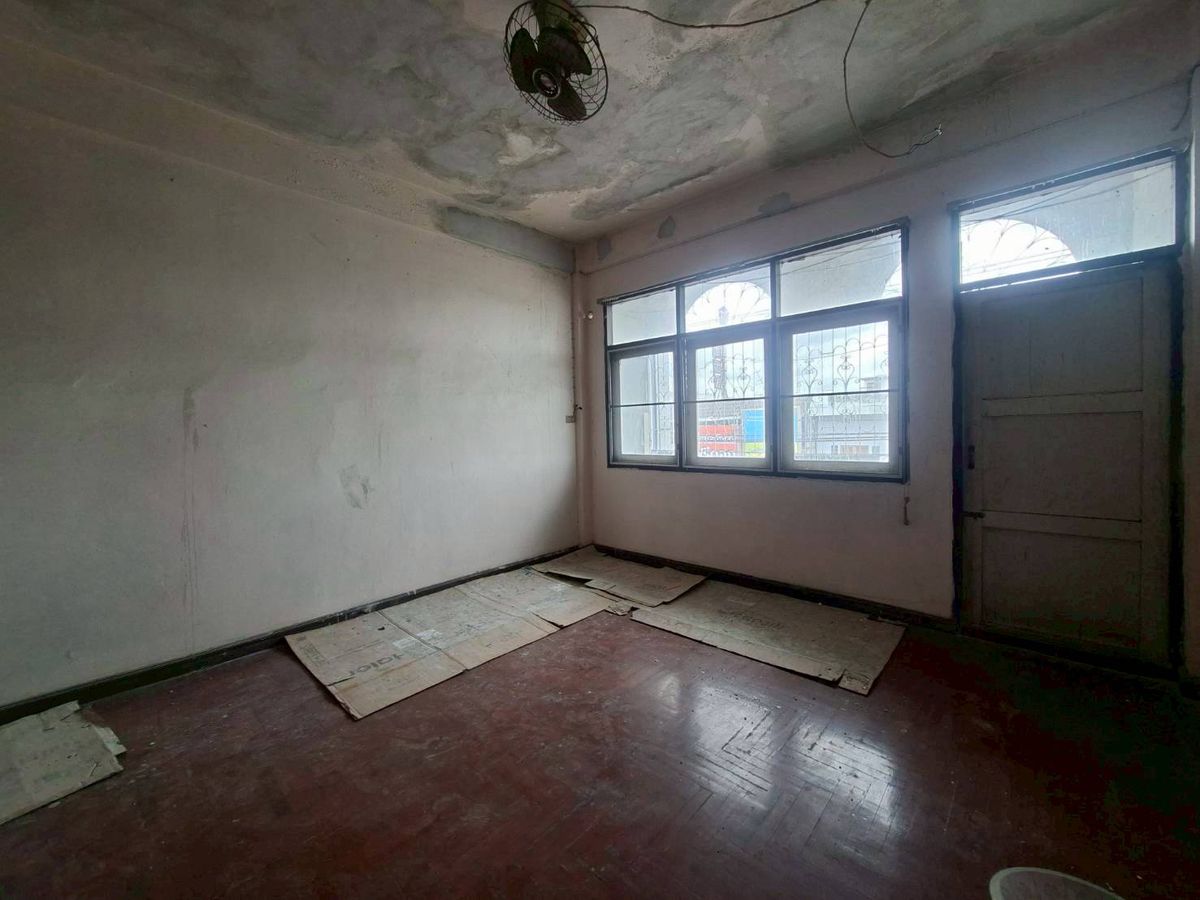 For RentShop HouseLadkrabang, Suwannaphum Airport : 1 commercial building for rent below + 2 booths above 4 floors on the Chalerm Phrakiat Road (N.1857)